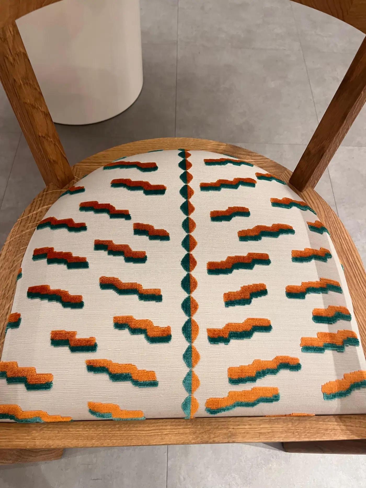 
JUST ONE

RH01 STUTTGART, RH01-S-00005
Seat, European oak waxed Tiger Beat 004,
Dedar, seat category F
upholstered (EU) Version 2020 -

Origin: Germany

Designed in 1926, Chair STUTTGART illustrates the geometry and rationality inherent in the