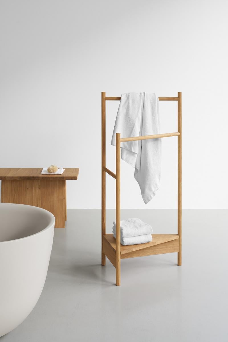 e15 Support d'armoire à trépied par Stefan Diez en vente 1