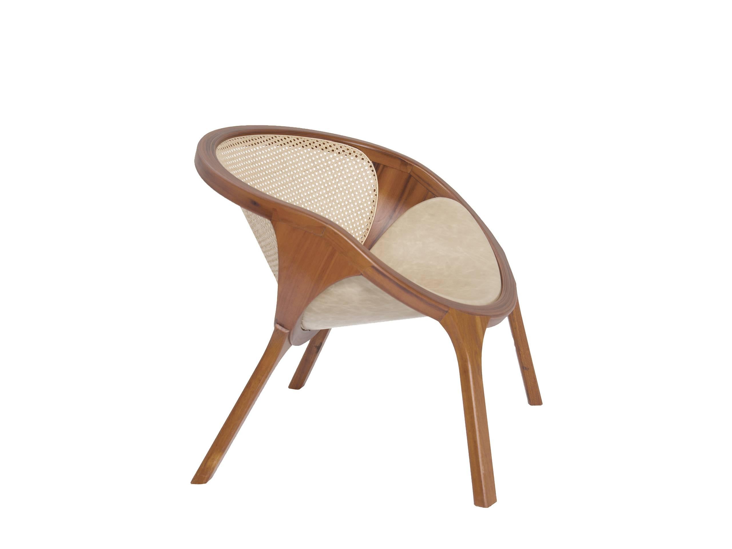 A wooden structure rises to form two equal elliptic shapes making up seat and back respectively. We believe to have attained a combination of geometric and iconographic simplicity with great ergonomics.