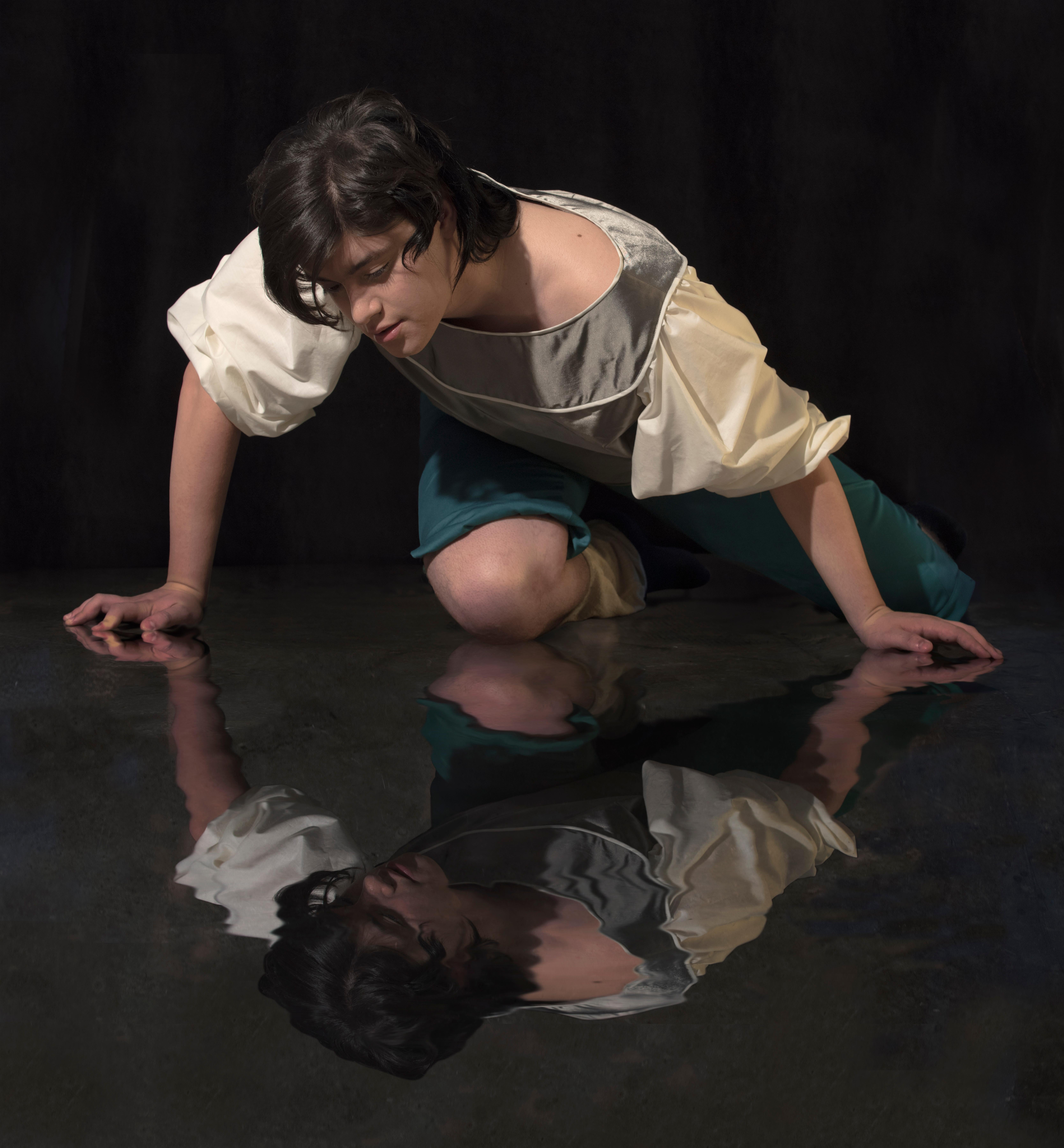 E2 - Kleinveld & Julien Figurative Photograph – Ein Ode an Caravaggios Narcissus
