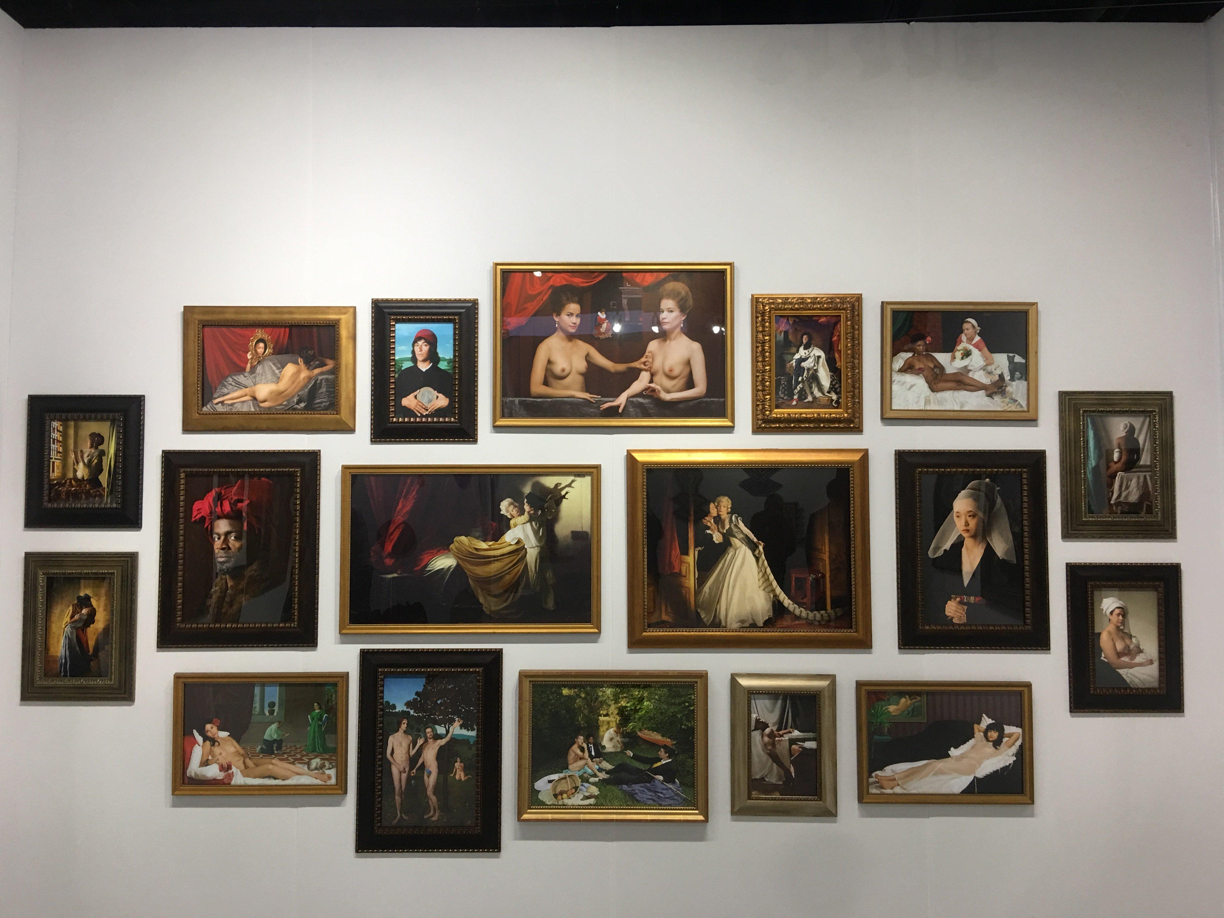 Ode a Luigi XIV di Rigaud - Figurative Print Nero di E2 - Kleinveld & Julien