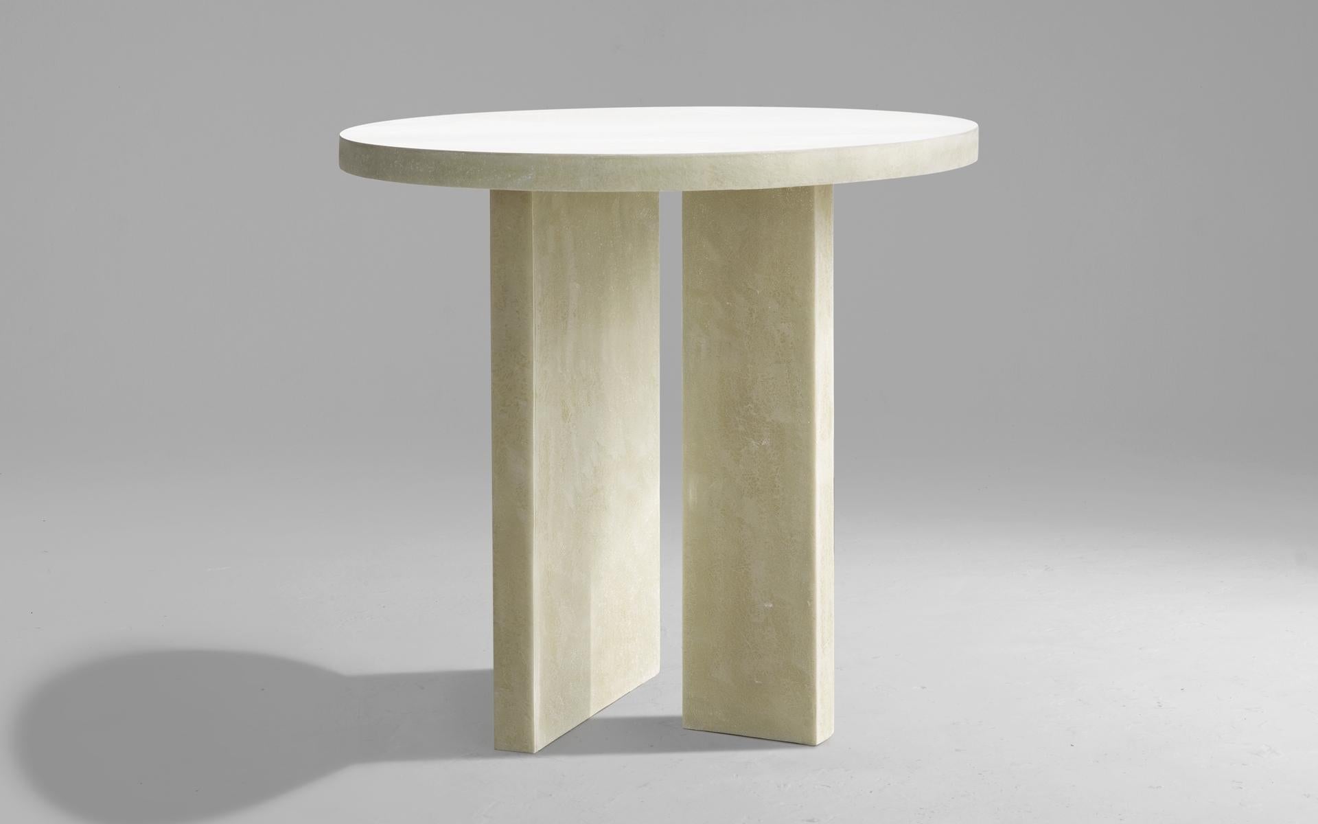 E42 tisch von Imperfettolab
Abmessungen: 90 x H 86 cm
MATERIALIEN: Fiberglas

Imperfetto Labor
Wer sind wir? Wir sind eine Familie.
Verter Turroni, Emanuela Ravelli und unsere Kinder Elia, Margherita und Eusebio.
Alle zusammen sind wir getrennte