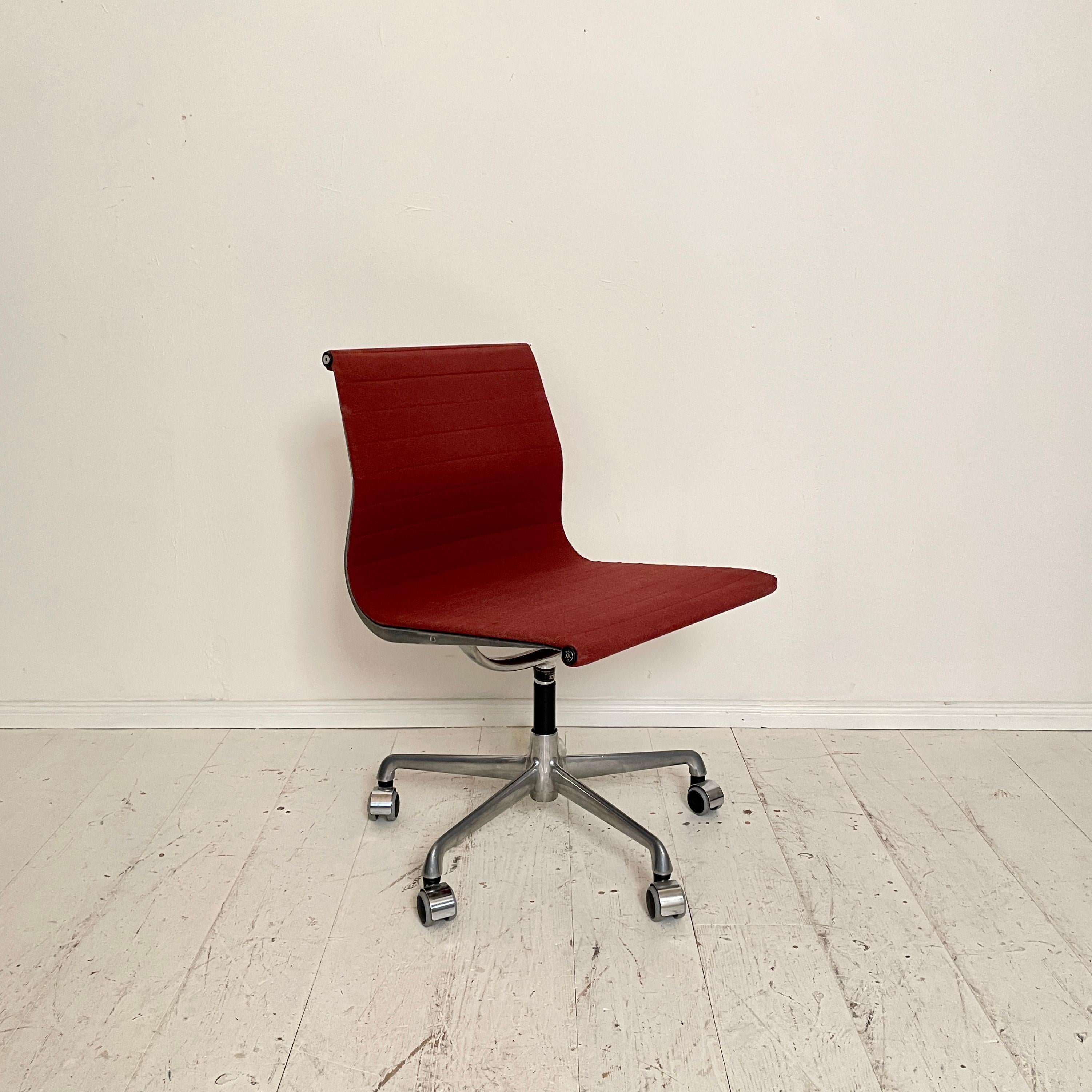 Mid-Century Modern EA 106 Office Chair in Aluminum by Charles & Ray Eames for ICF De Padova, 1981