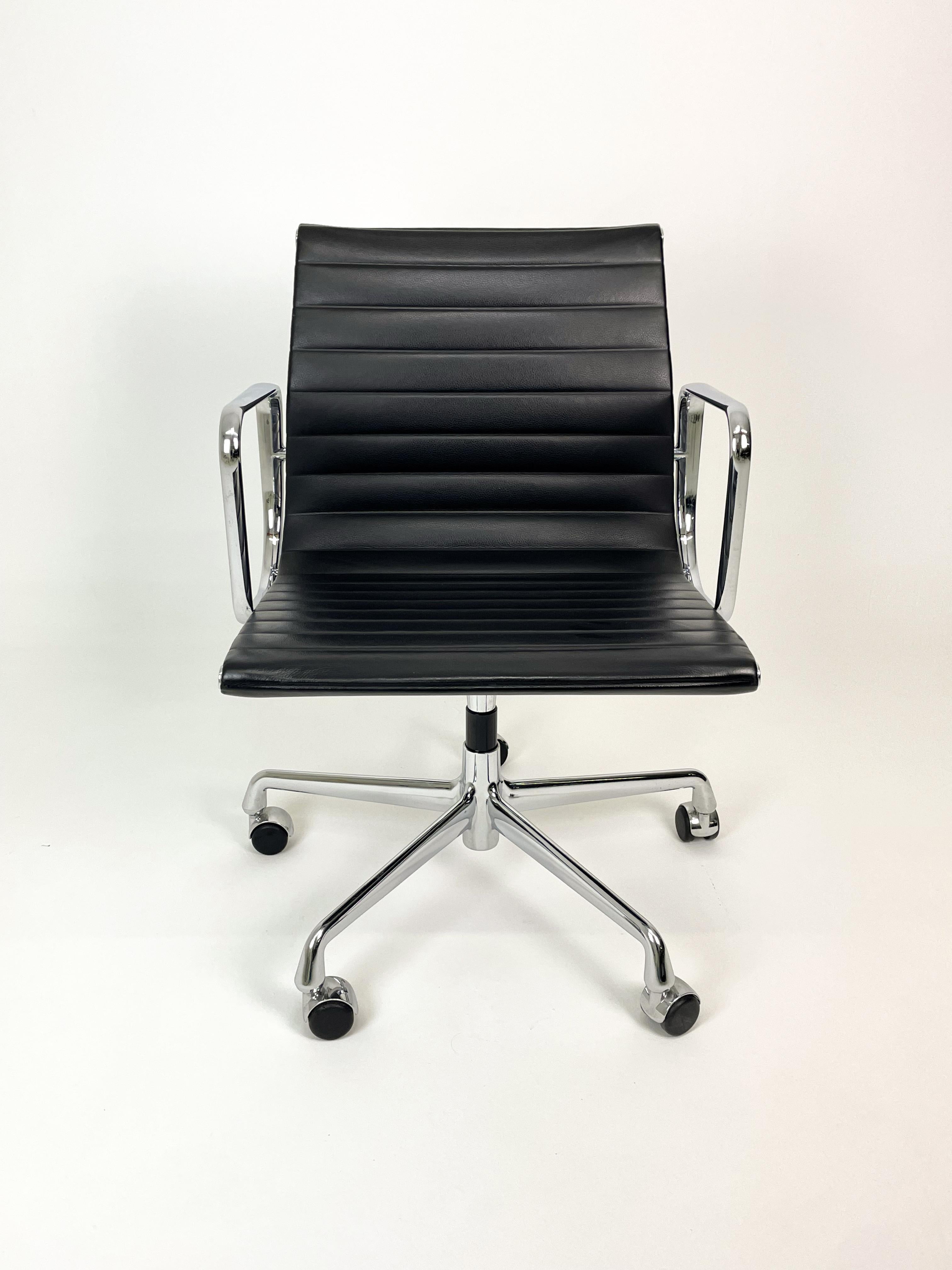 The EA 108 chair, crafted by Vitra, combines functionality with timeless elegance. It features a stationary 5-star base with smooth-rolling wheels for mobility and stability, while the chrome aluminum frame adds a contemporary touch and durability.