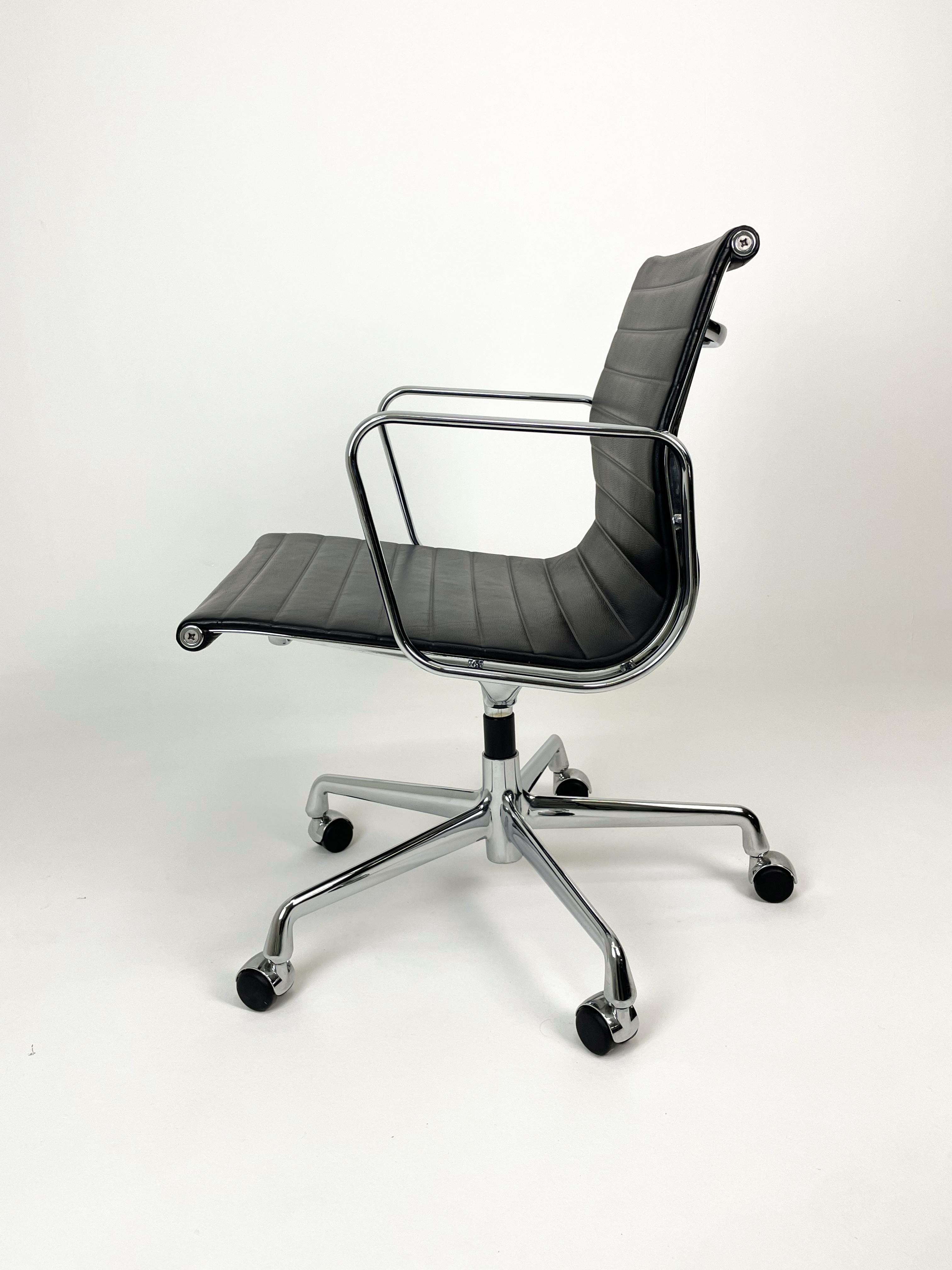 EA 108 by Charles and Ray Eames for Vitra 1