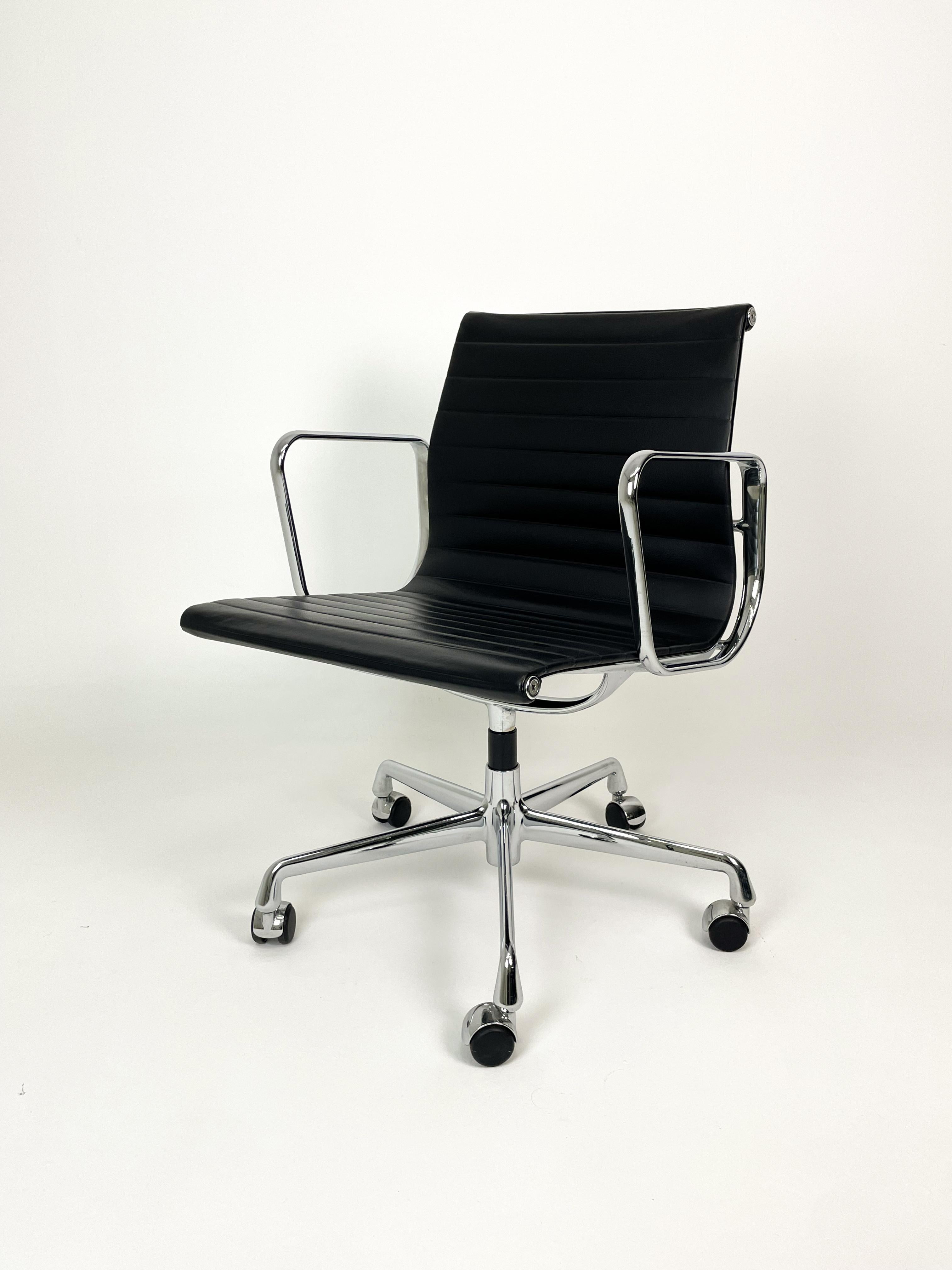 EA 108 by Charles and Ray Eames for Vitra 2