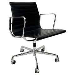 EA 108 de Charles et Ray Eames pour Vitra