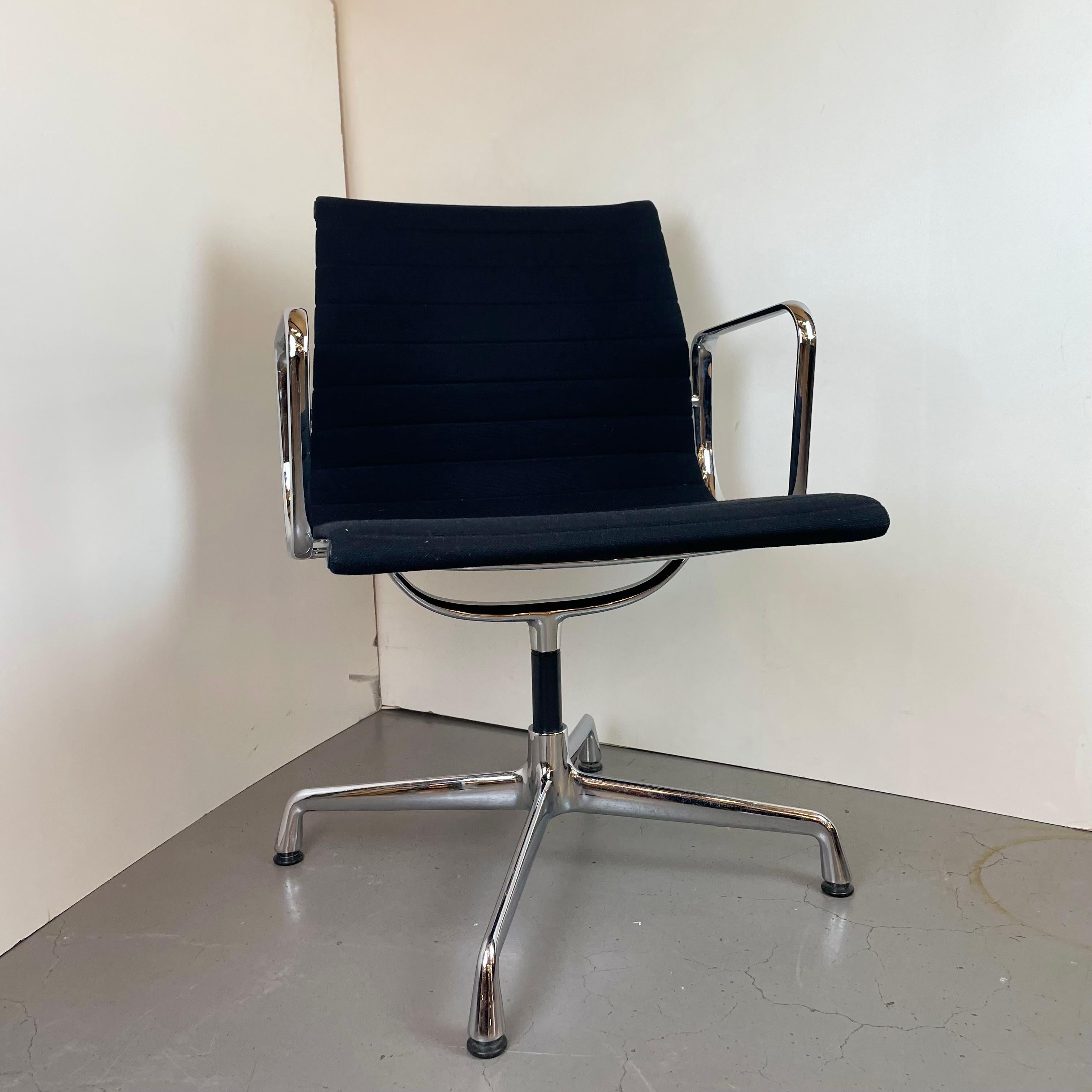Ikonischer, drehbarer Schreibtischstuhl aus Chrom und schwarzem Hopsack-Stoff, entworfen von Charles & Ray Eames für Vitra im Jahr 1958.
-
Emblematische, drehbare Büroliege aus Chrom und schwarzem Hopsack-Gewebe, entworfen von Charles & Ray Eames
