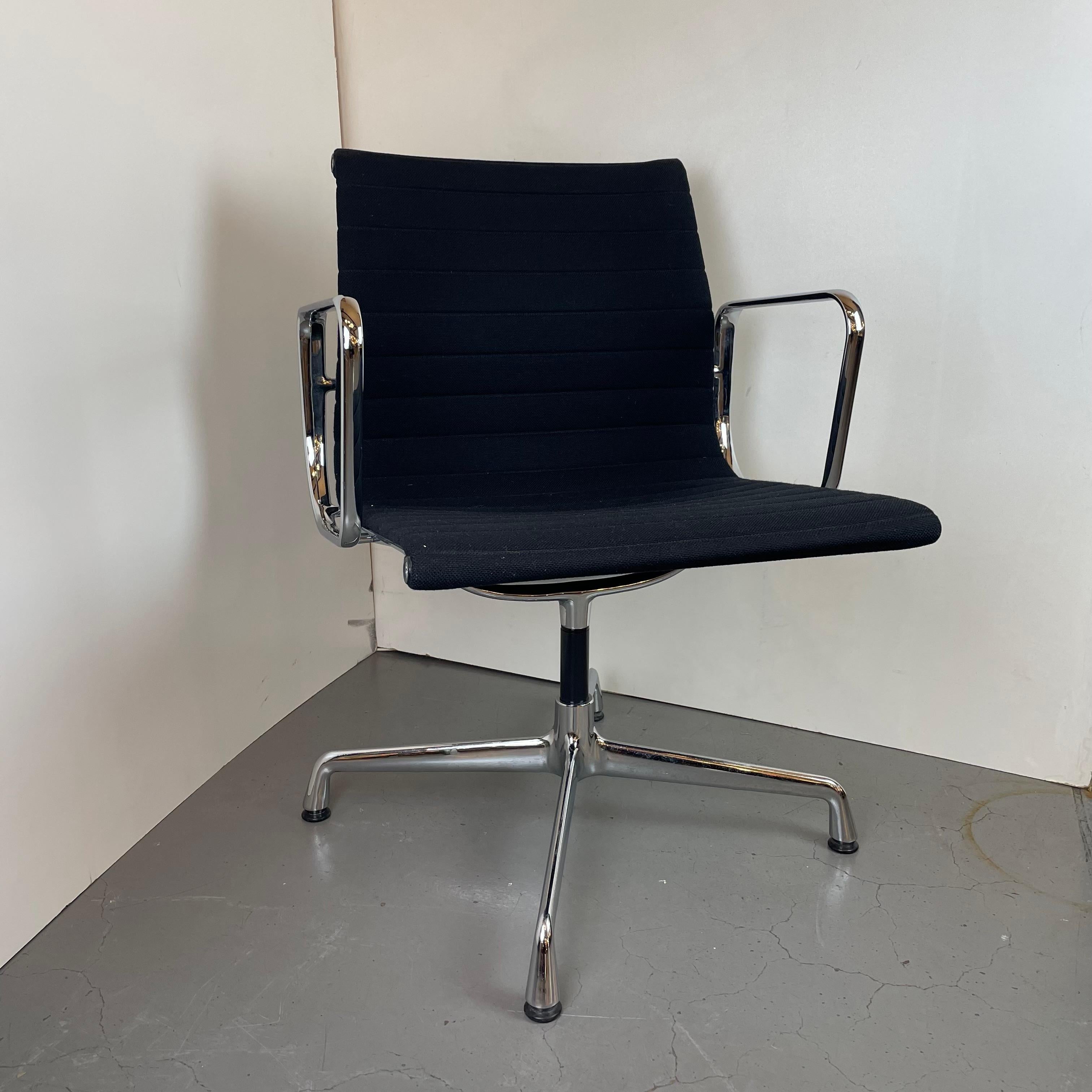 EA-108 Schreibtischstuhl von C. & R. Eames für Vitra, 1960er Jahre (Italienisch) im Angebot