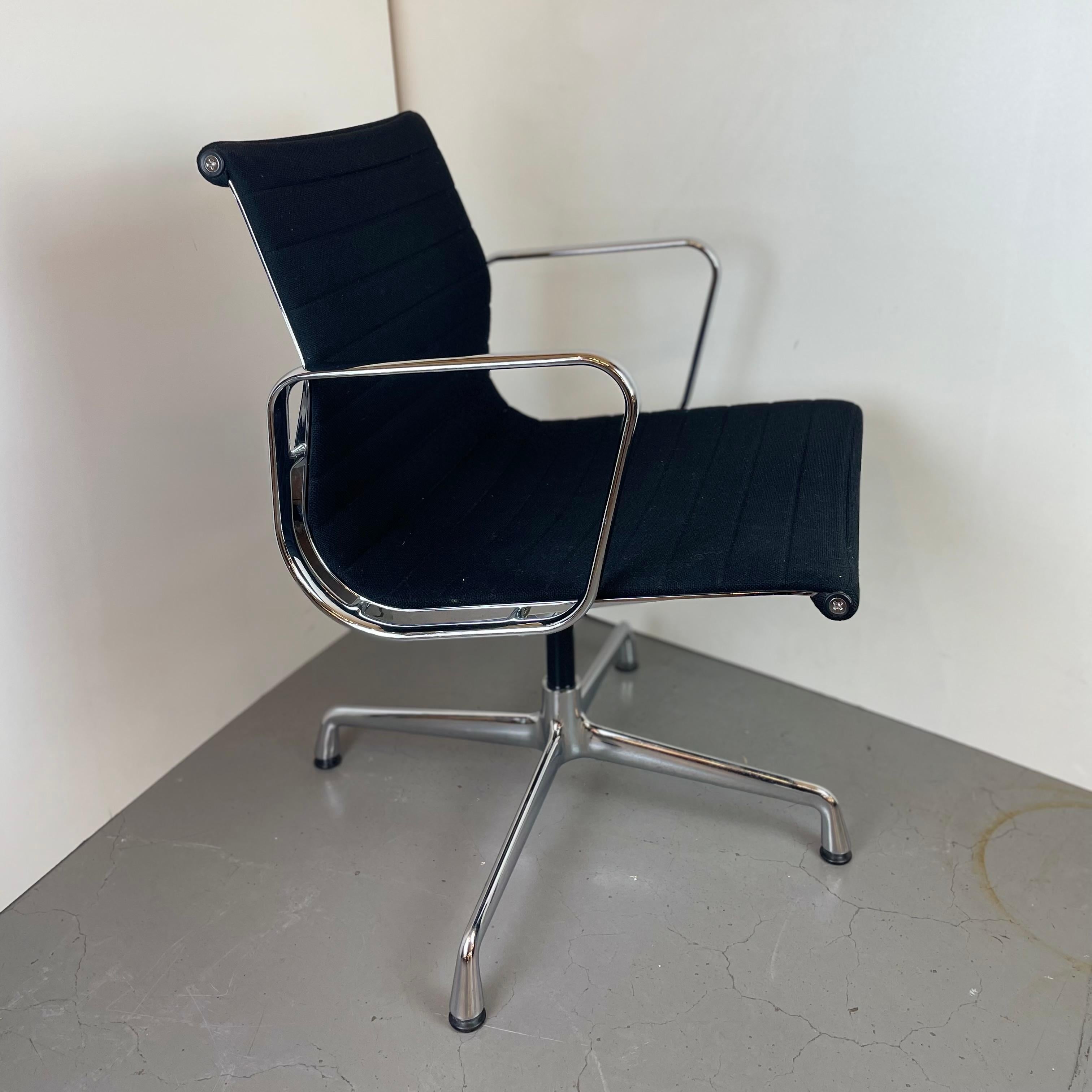 EA-108 Schreibtischstuhl von C. & R. Eames für Vitra, 1960er Jahre (Mitte des 20. Jahrhunderts) im Angebot
