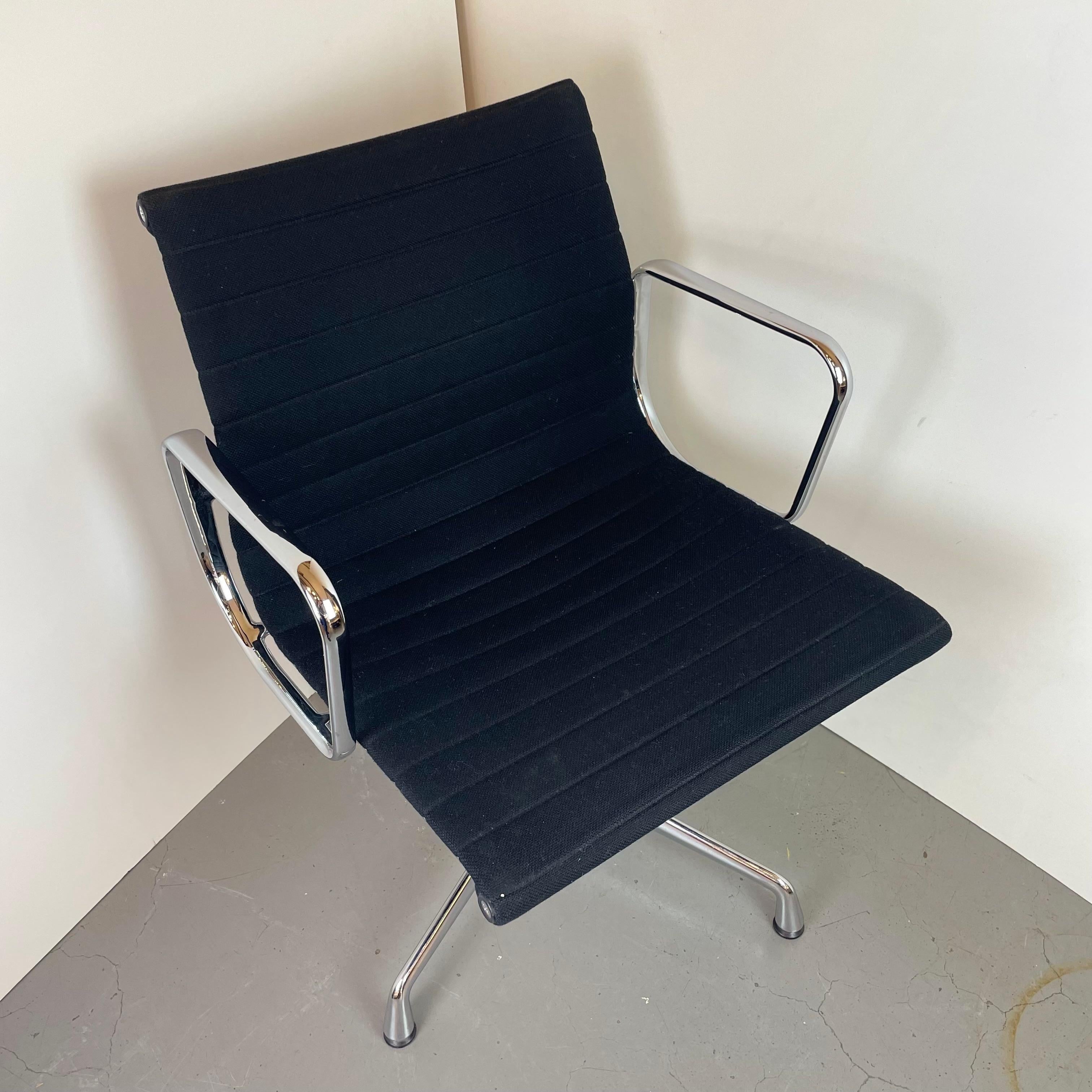 EA-108 Schreibtischstuhl von C. & R. Eames für Vitra, 1960er Jahre (Aluminium) im Angebot