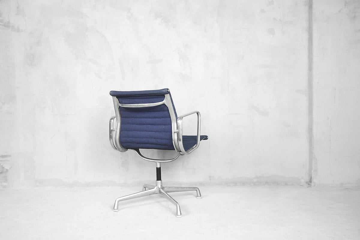 Mid-Century Modern EA 108 Office Aluminum Chair by Charles & Ray Eames for Herman Miller, 1960s For Sale