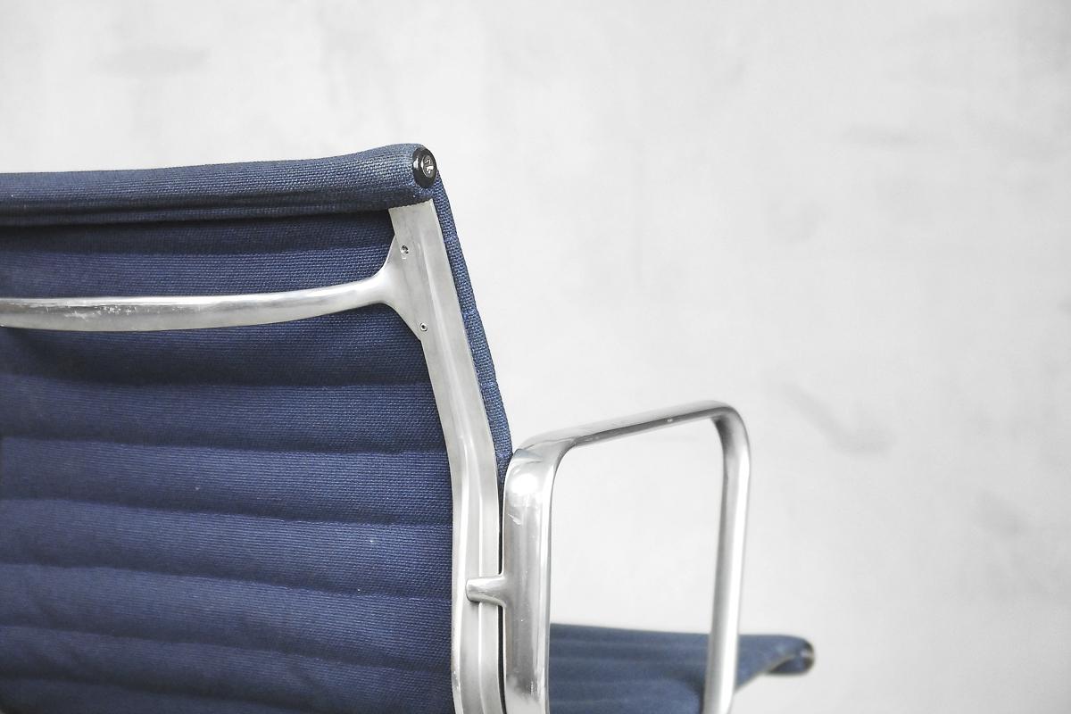 EA 108 Office Aluminum Chair by Charles & Ray Eames for Herman Miller, 1960s In Good Condition For Sale In Warsaw, PL