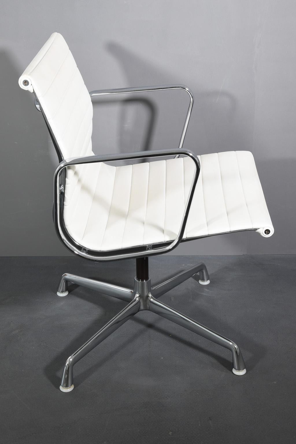 Mid-Century Modern EA 108 Swivel Chair by Charles&Ray Eames for Hermann Miller made  by Vitra 1980s For Sale