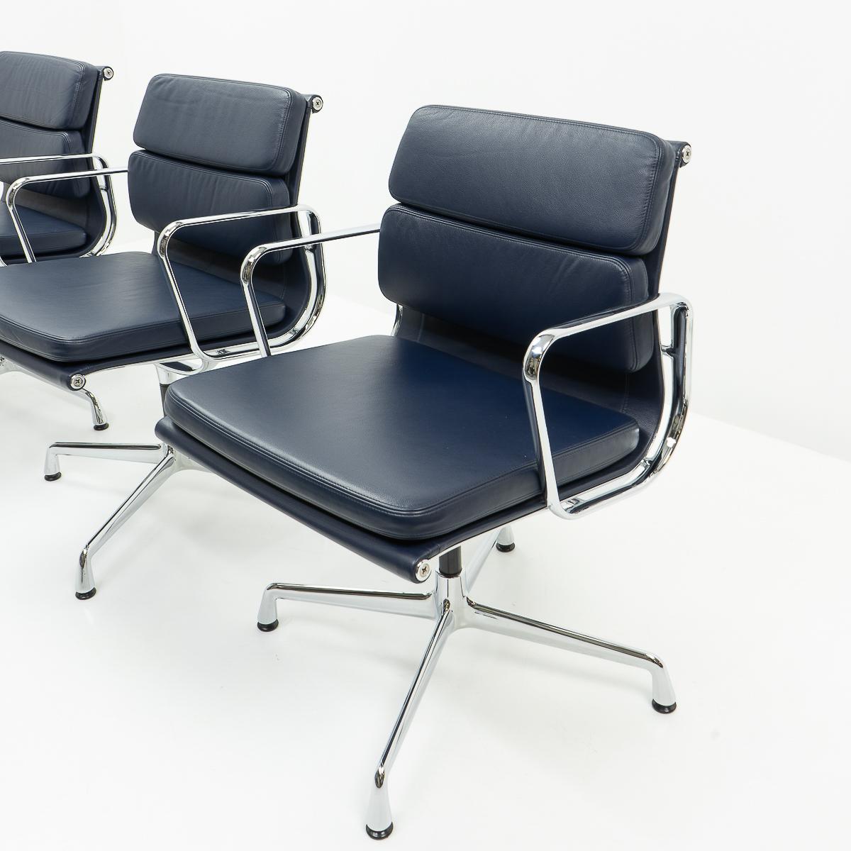 Mid-Century Modern Ea 208 fauteuils de bureau à dossier souple en aluminium, Vitra en vente