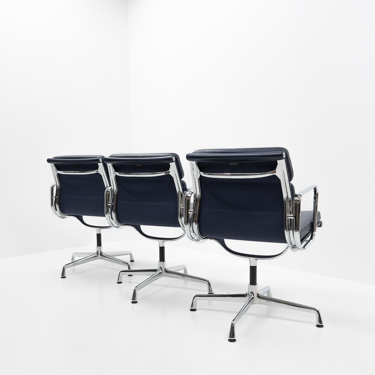 Ea 208 Soft Pad Alu Group Office Chairs, Vitra In Good Condition For Sale In Renens, CH