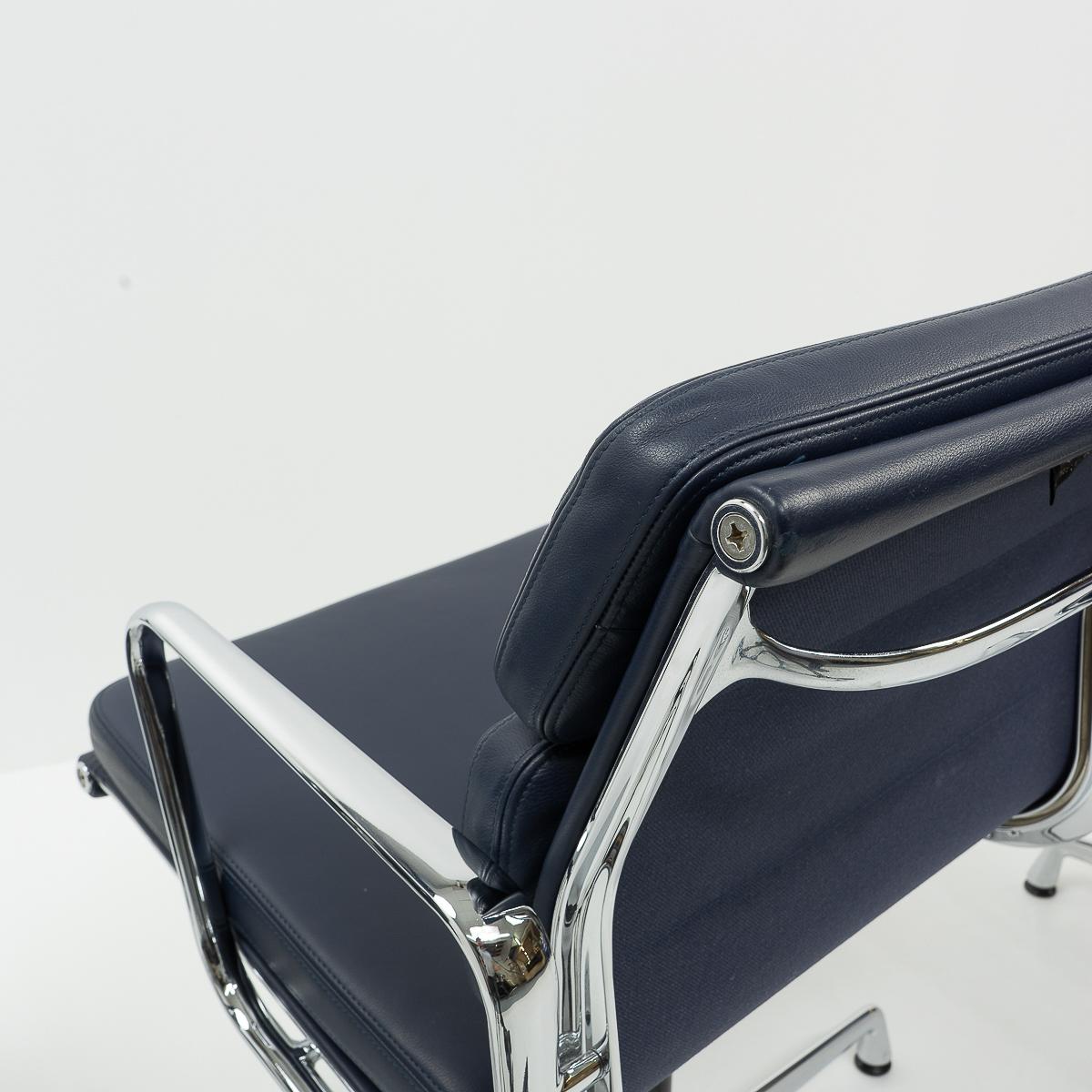 Ea 208 fauteuils de bureau à dossier souple en aluminium, Vitra en vente 1