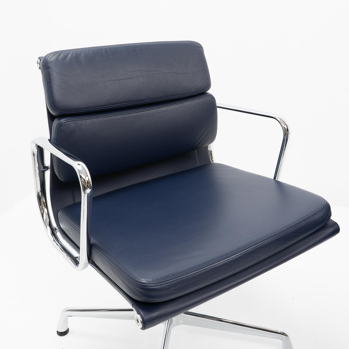 Ea 208 fauteuils de bureau à dossier souple en aluminium, Vitra en vente 2