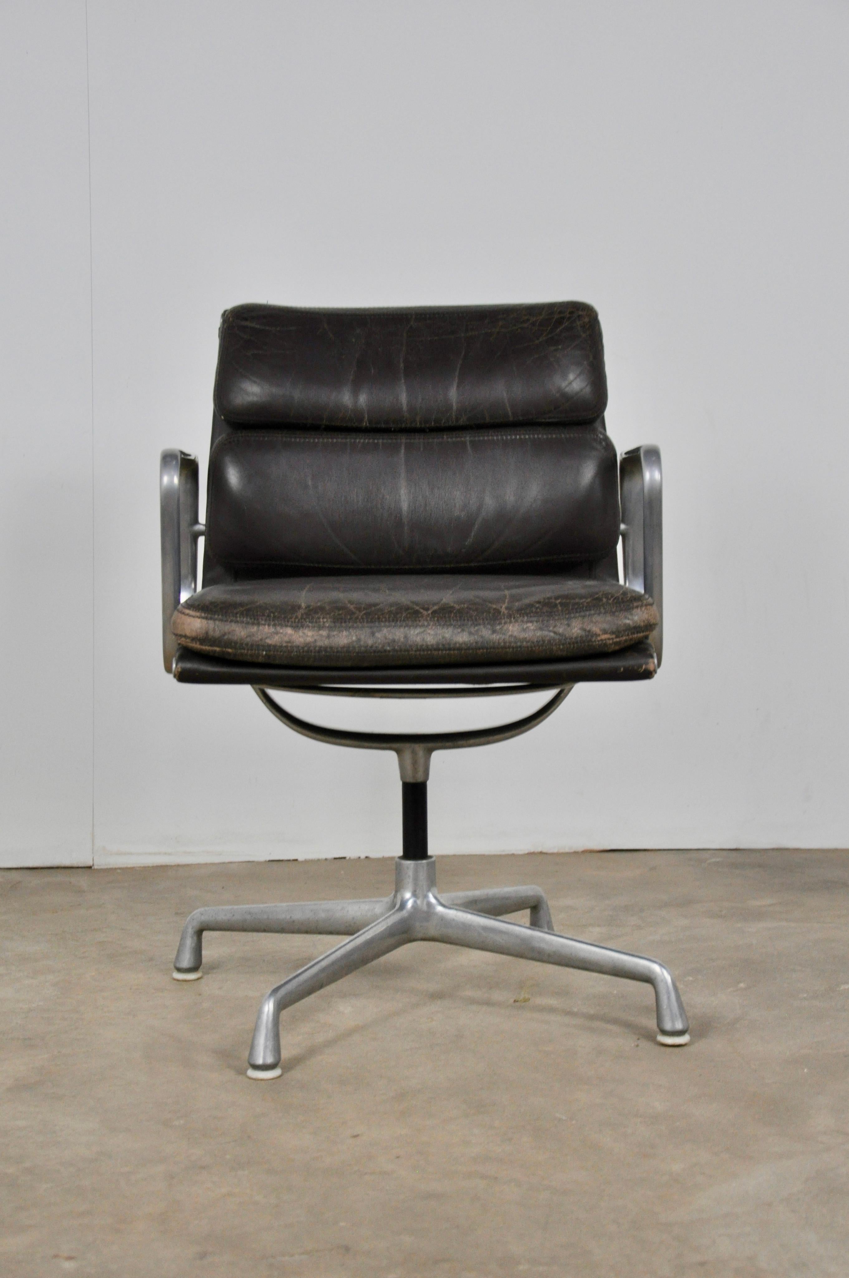 Leather armchair with a very beautiful patina. Aluminum structure. The office chair is swivelling.