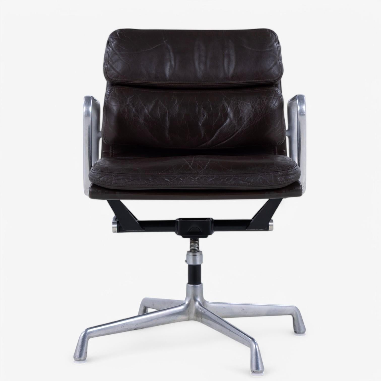 EA 208 - Sedia da ufficio 'Softpad' in pelle marrone originale con struttura in acciaio. Disegnato da Charles e Ray Eames, prodotto da Vitra.