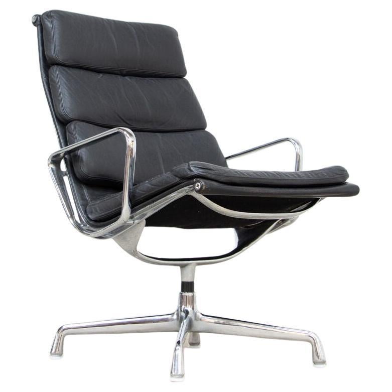 Poltrona EA 216 di Charles and Ray Eames per Herman Miller