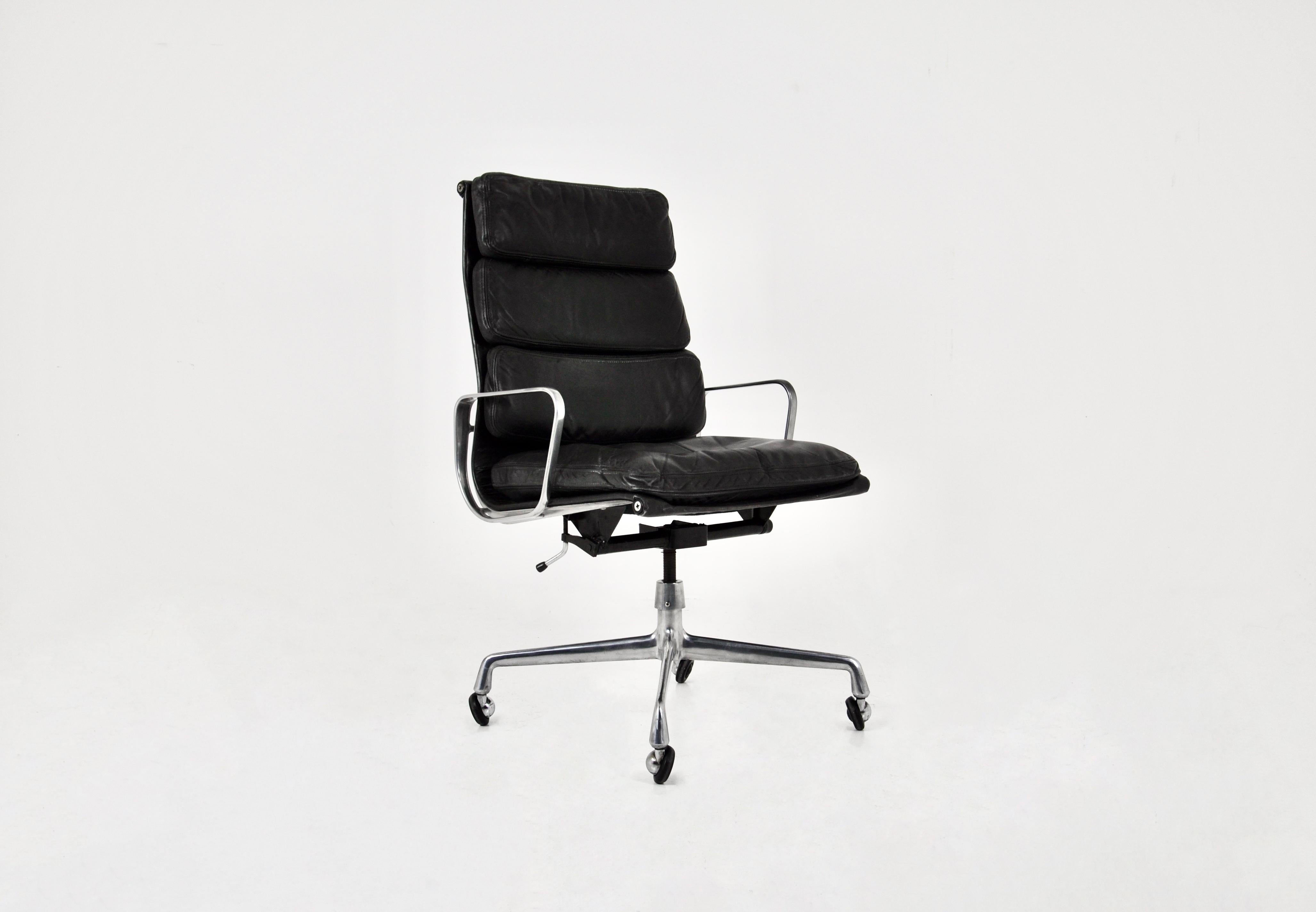 Lederstuhl mit Aluminiumfuß und Rollen. Unter dem Sitz ist Herman Miller eingestanzt. Der Stuhl dreht sich um sich selbst und lehnt sich zurück. Sitzhöhe: 53 cm. Zeit- und altersbedingte Abnutzung. 