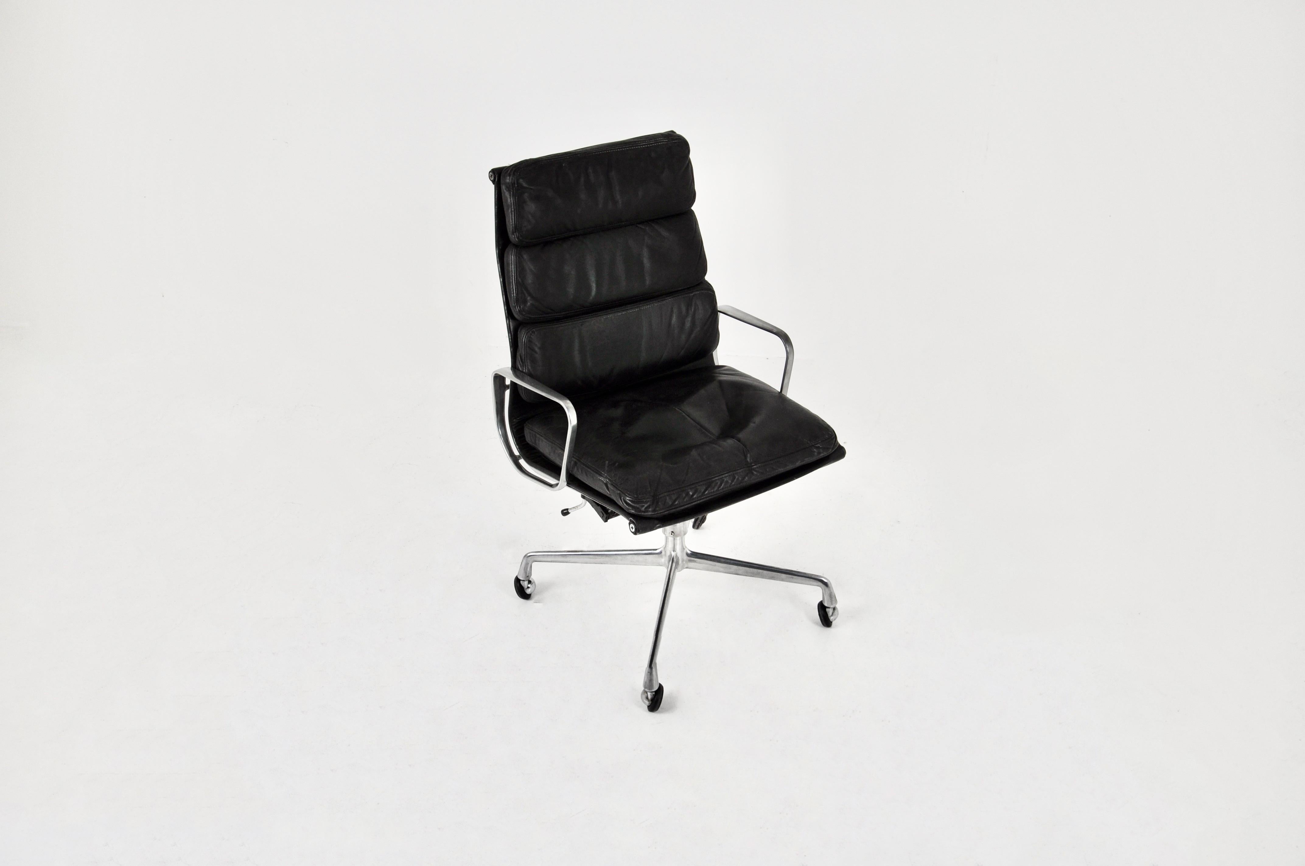 Mid-Century Modern Ea 216 Soft Pad Desk Chair by Charles & Ray Eames for Herman Miller, 1970s For Sale