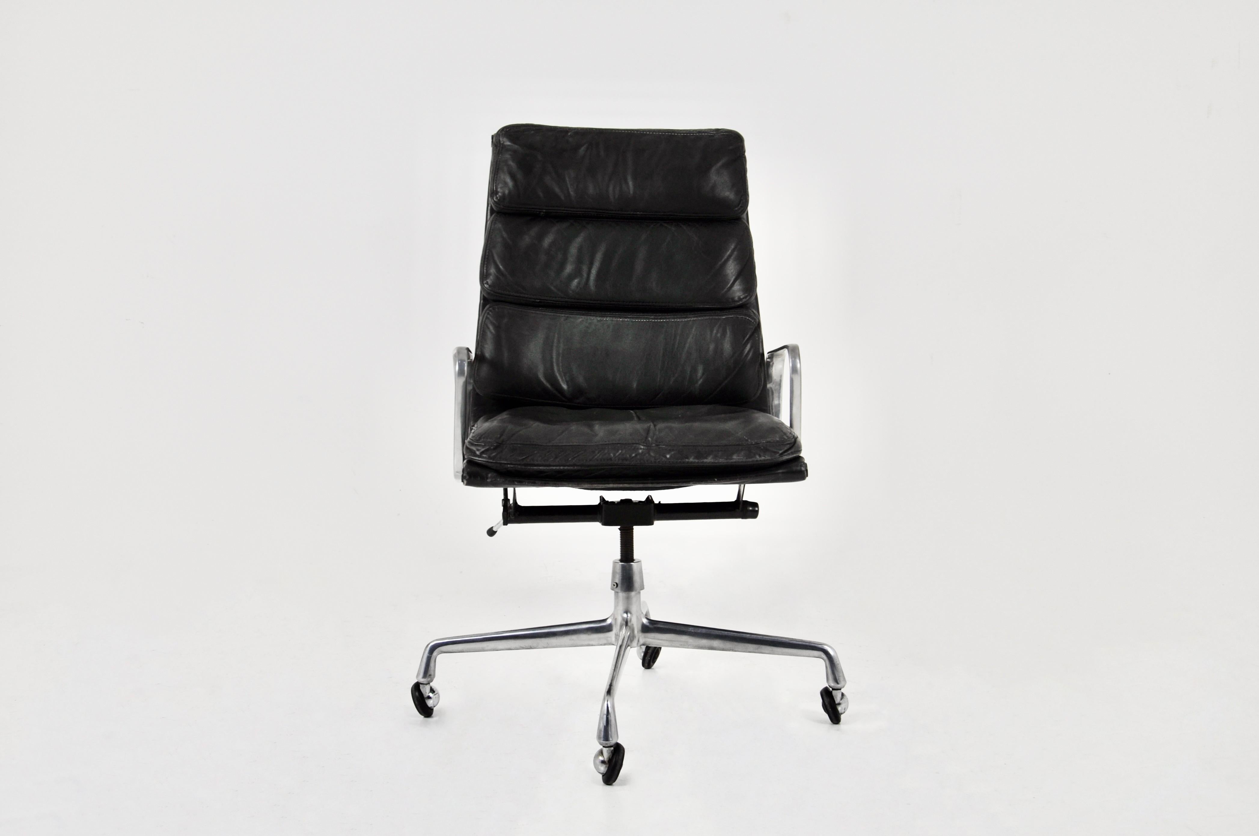 Central American Ea 216 Soft Pad Desk Chair by Charles & Ray Eames for Herman Miller, 1970s For Sale