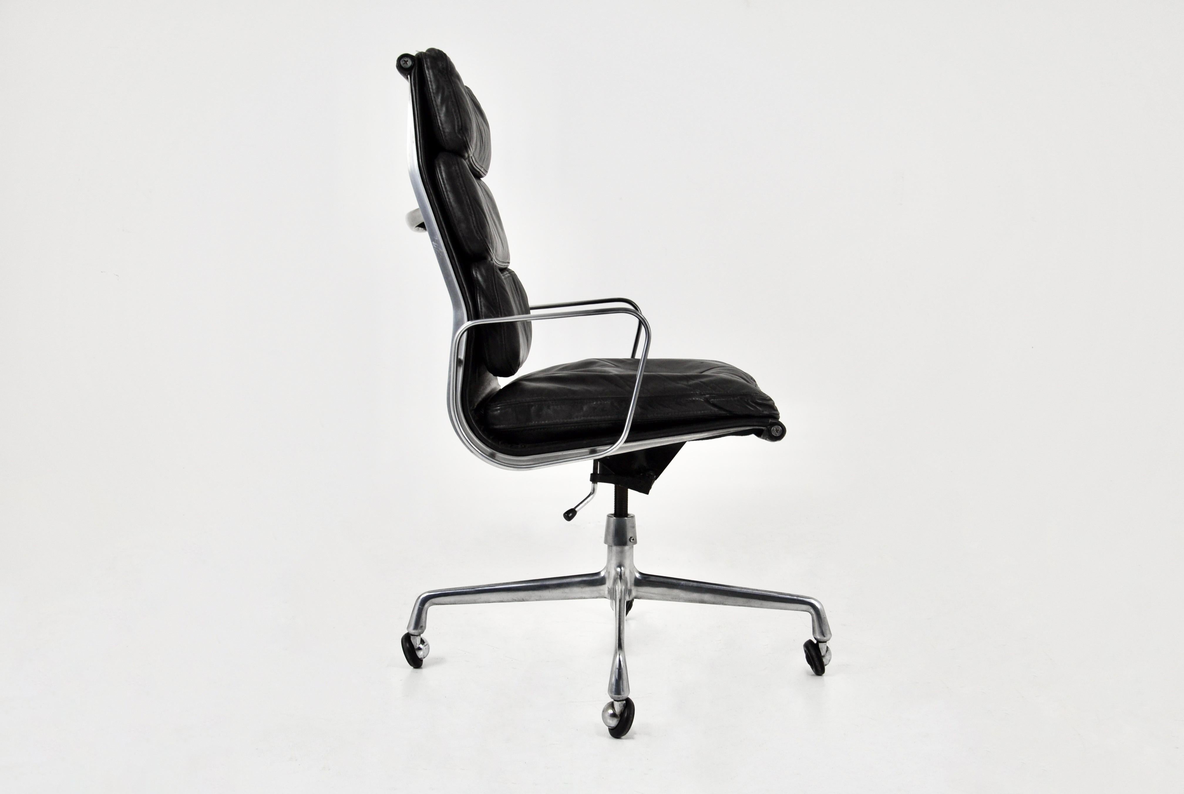 Ea 216 Soft Pad Desk Chair by Charles & Ray Eames for Herman Miller, 1970s In Good Condition For Sale In Lasne, BE