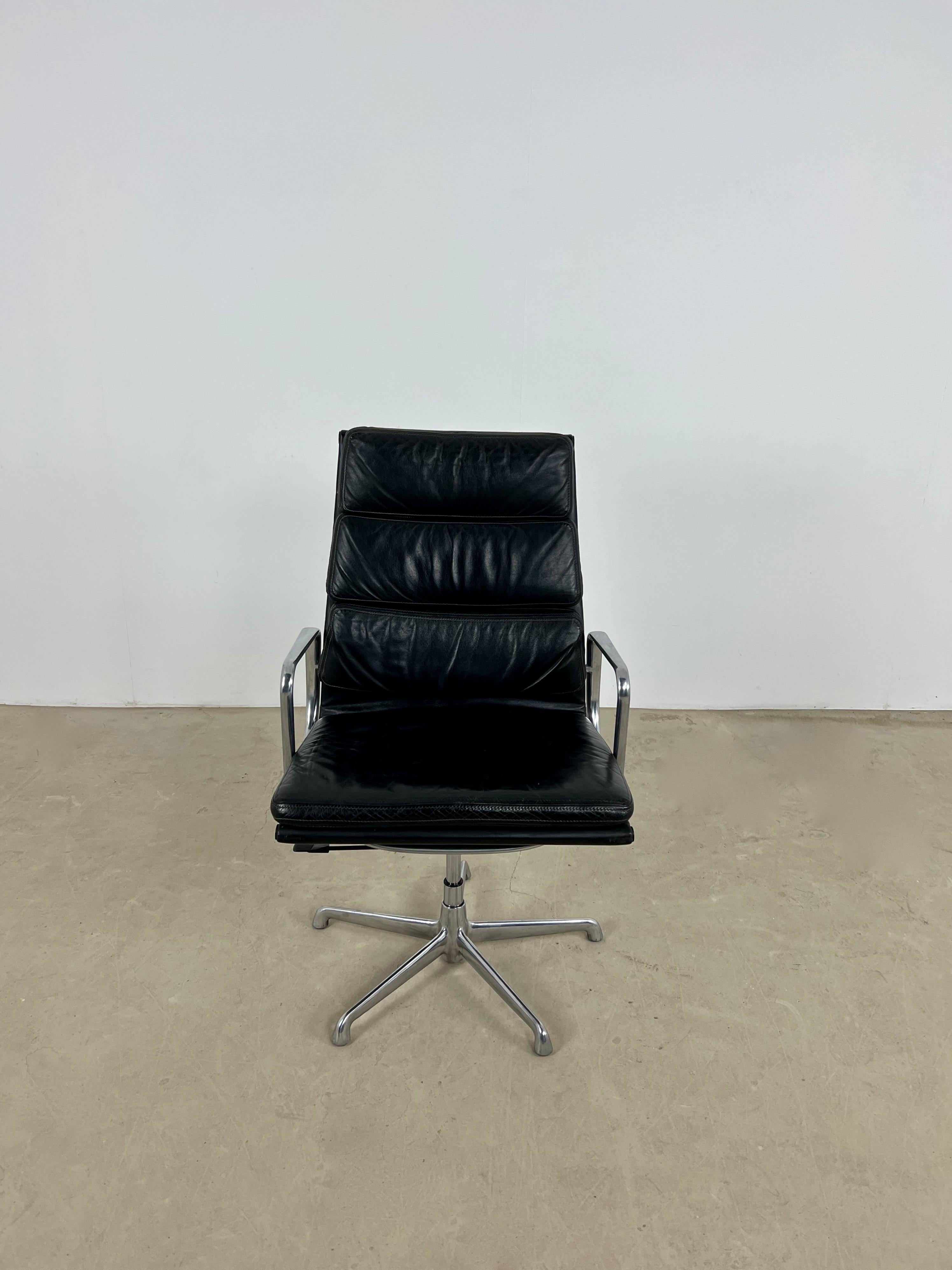 Leather armchair with aluminum base. Adjustable seat height Min: 42cm Max: 50cm. Wear due to time and age of the chair.