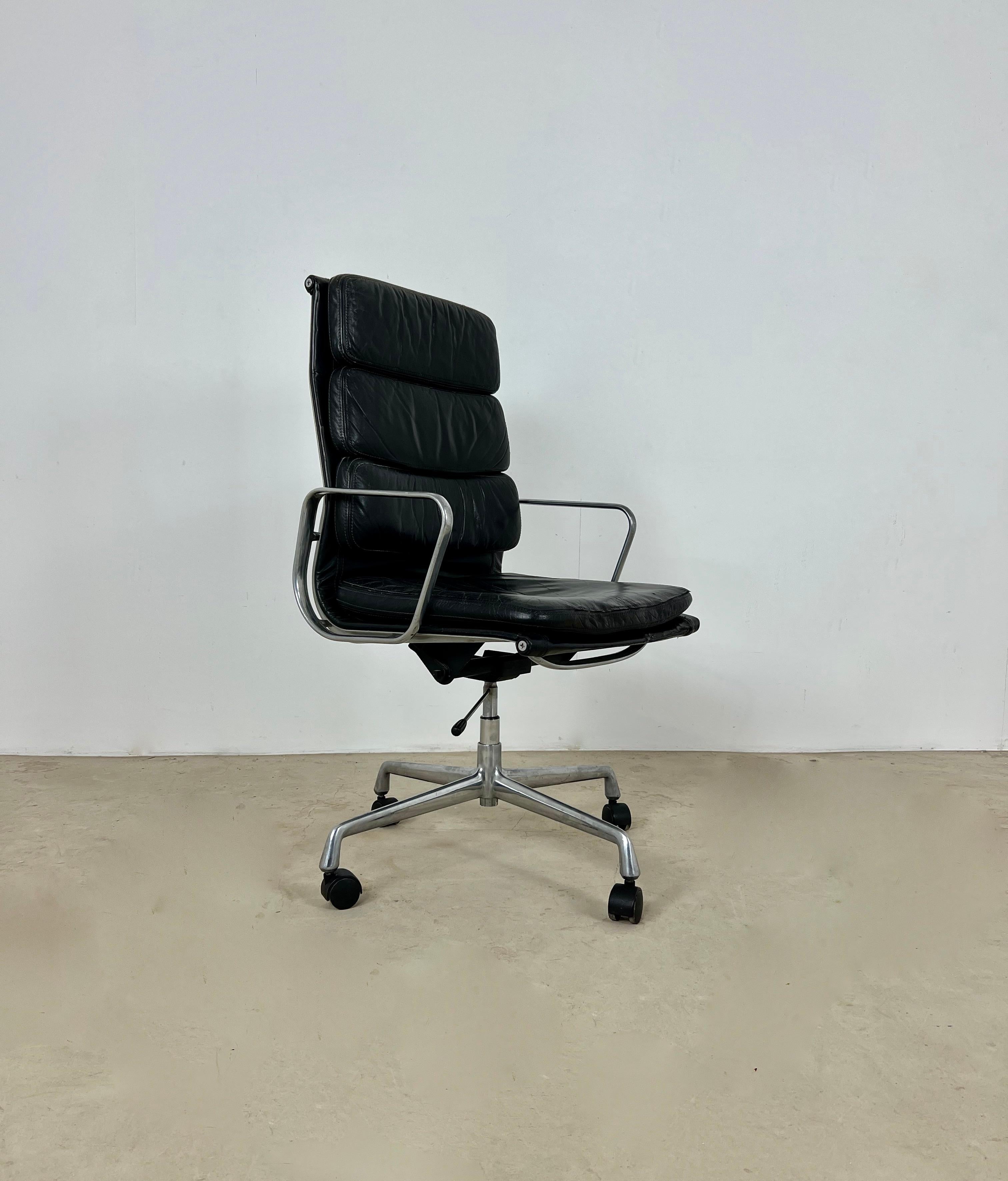 Leather armchair with aluminum base and castor. stamped under the seat Herman Miller ICF . Adjustable in height. Wear due to time and age of the chair (see photo) Seat height 54cm.