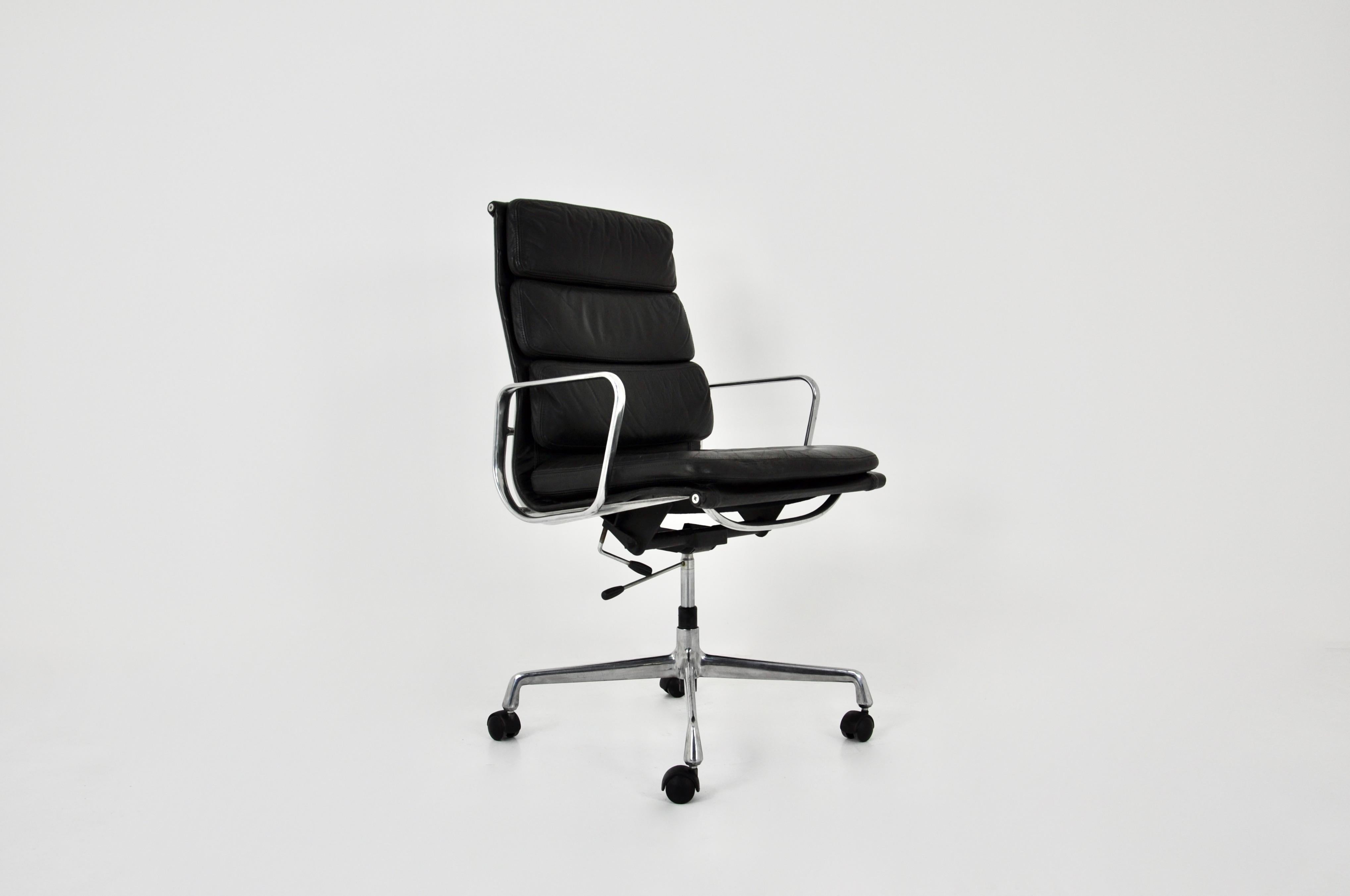 Leather armchair with aluminium base and wheels. Stamped under the Herman Miller ICF seat. Adjustable in height. Wear due to time and age of the chair (see photo). Maximum height: 108 cm. Seat height 52cm.
 