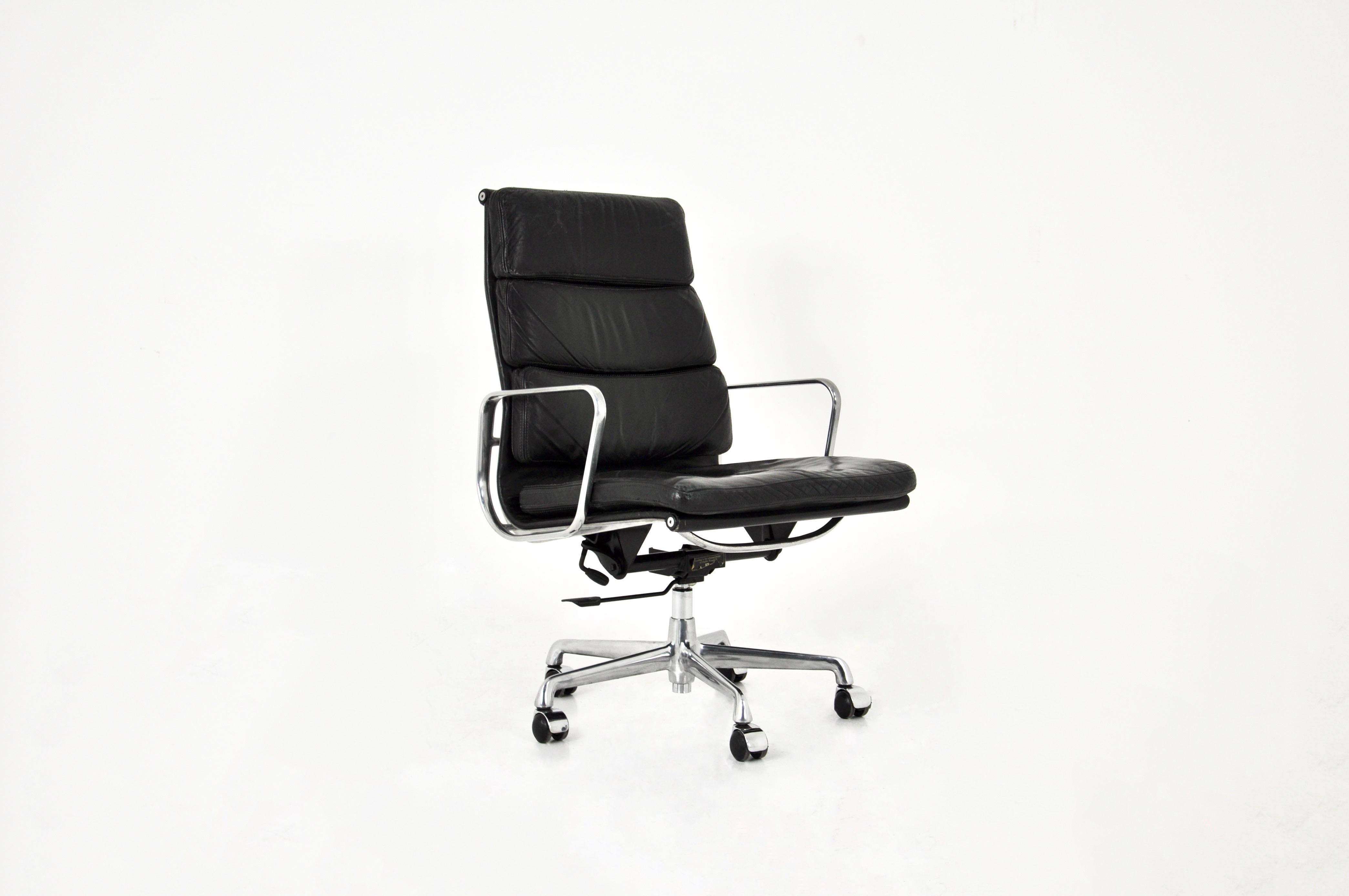 Leather chair with aluminum base and wheels. Stamped ICF under the seat. Turns on itself, reclining and height-adjustable. Seat height: 46 cm, max. seat height: 55 cm. Wear due to age and time. 