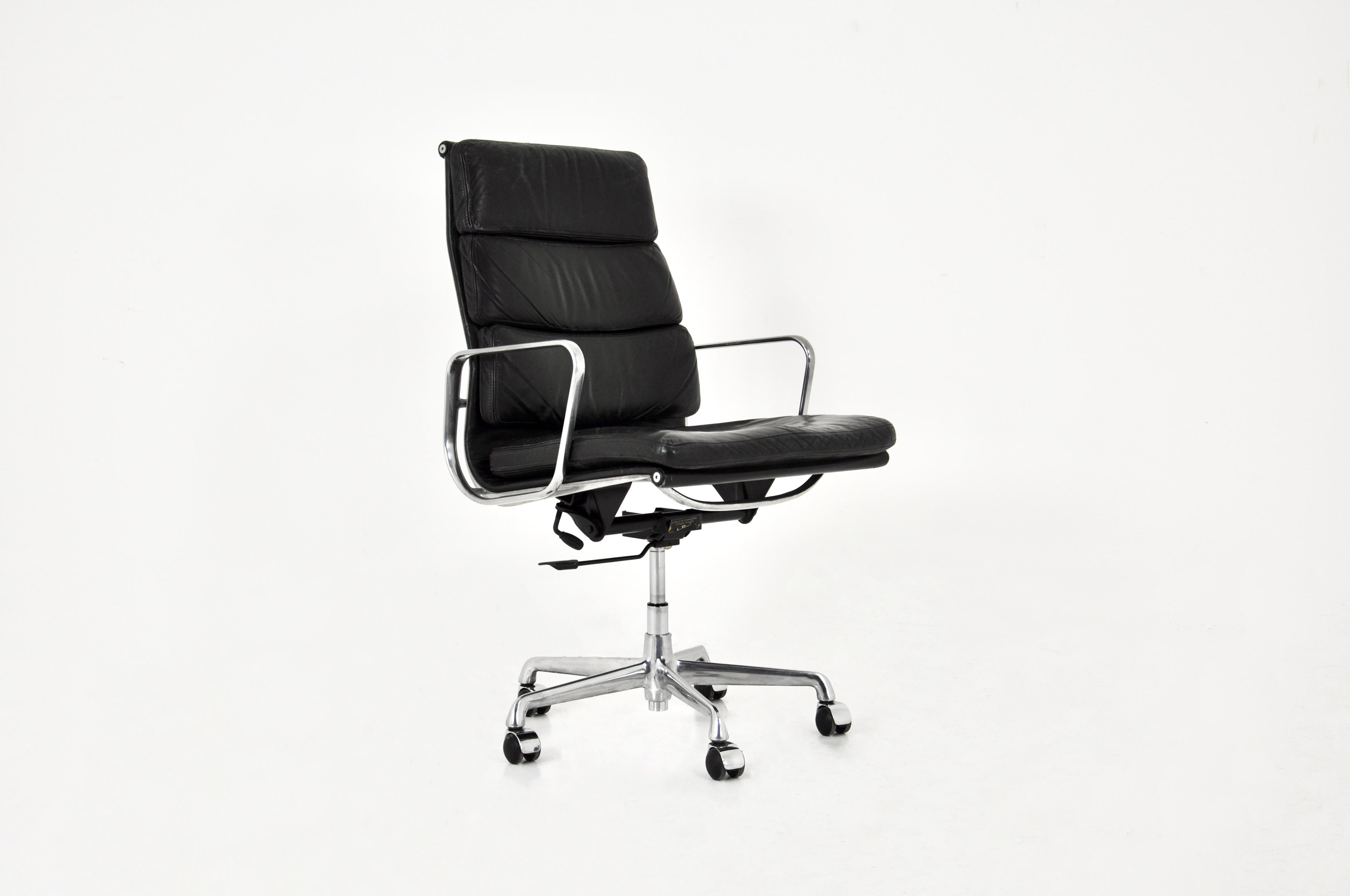 Mid-Century Modern Ea 216 Soft Pad Desk Chair by Charles & Ray Eames for ICF, 1970s For Sale