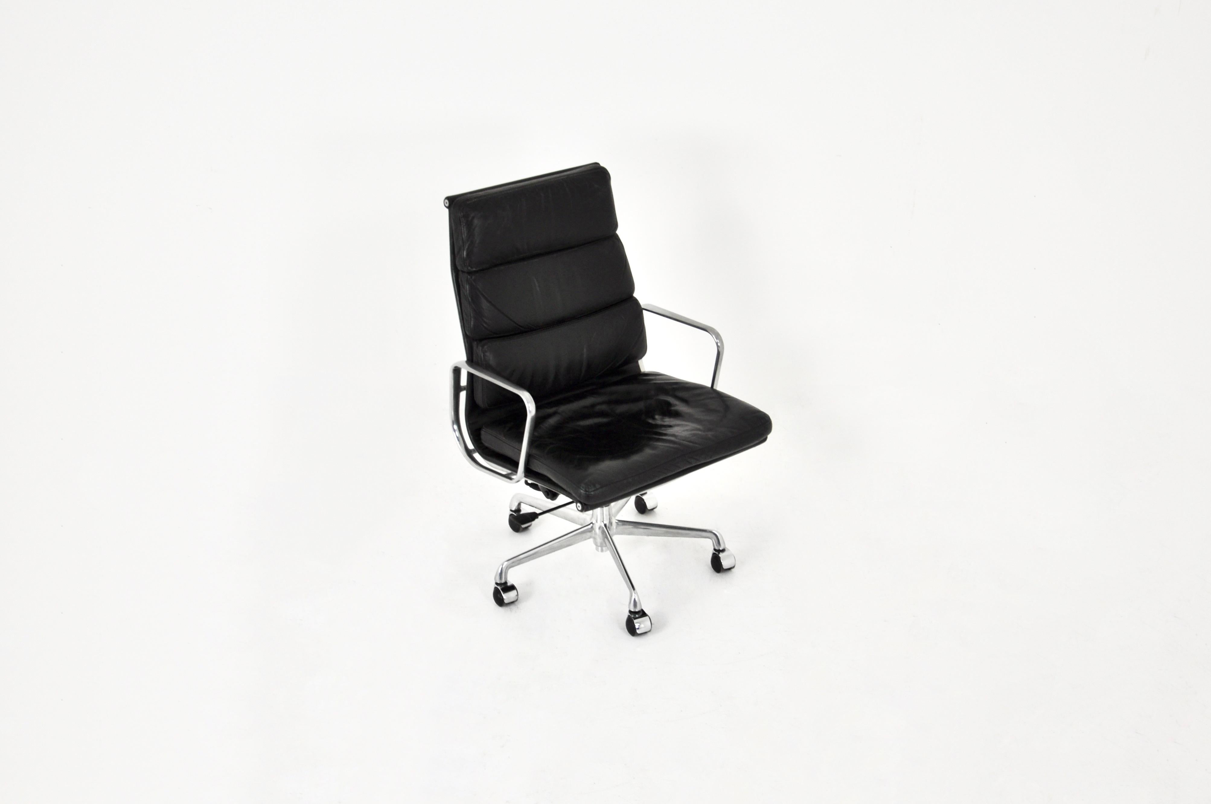 Italian Ea 216 Soft Pad Desk Chair by Charles & Ray Eames for ICF, 1970s For Sale