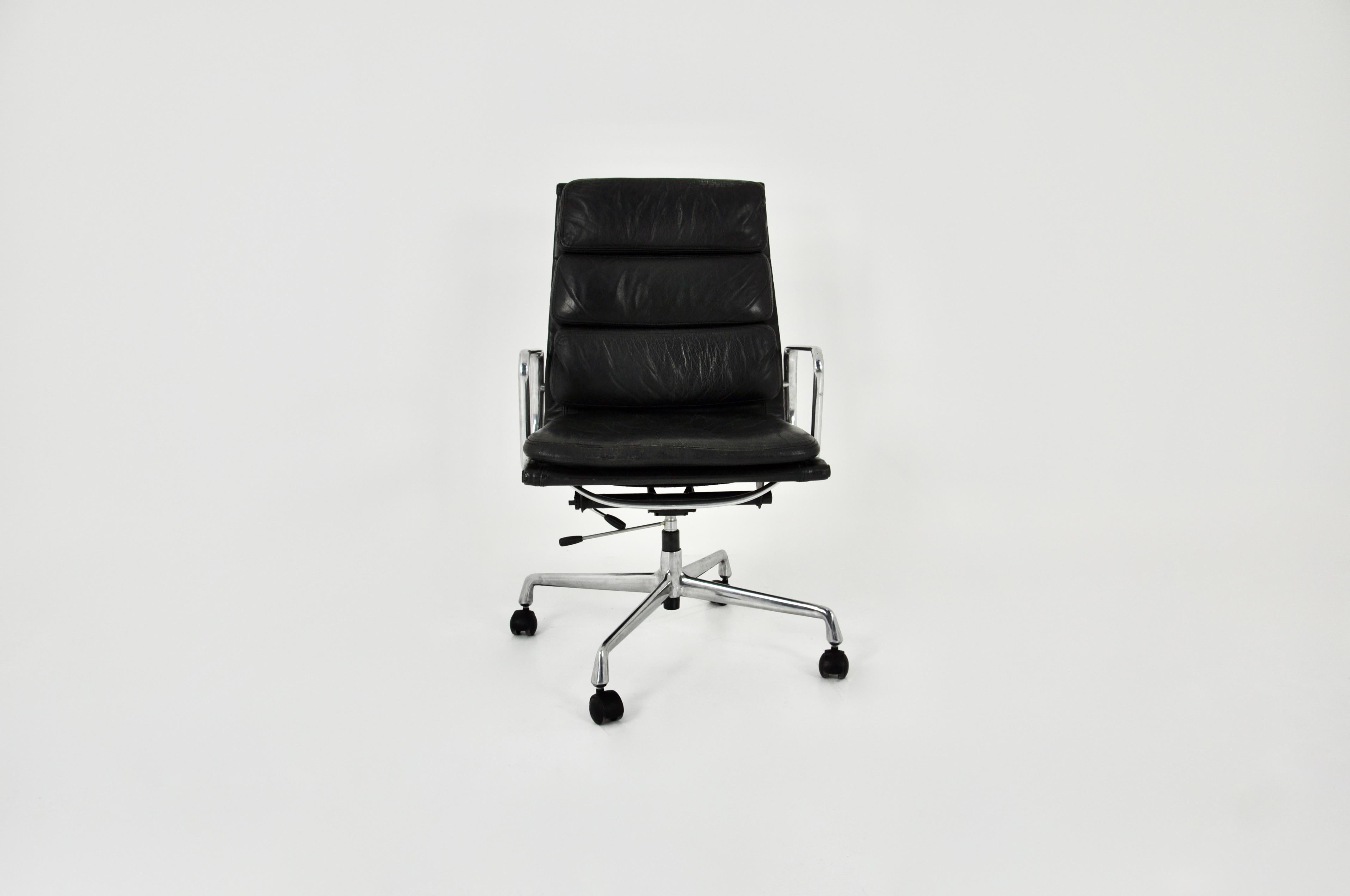 Ea 216 Soft Pad Desk Chair by Charles & Ray Eames for ICF, 1970s In Good Condition In Lasne, BE