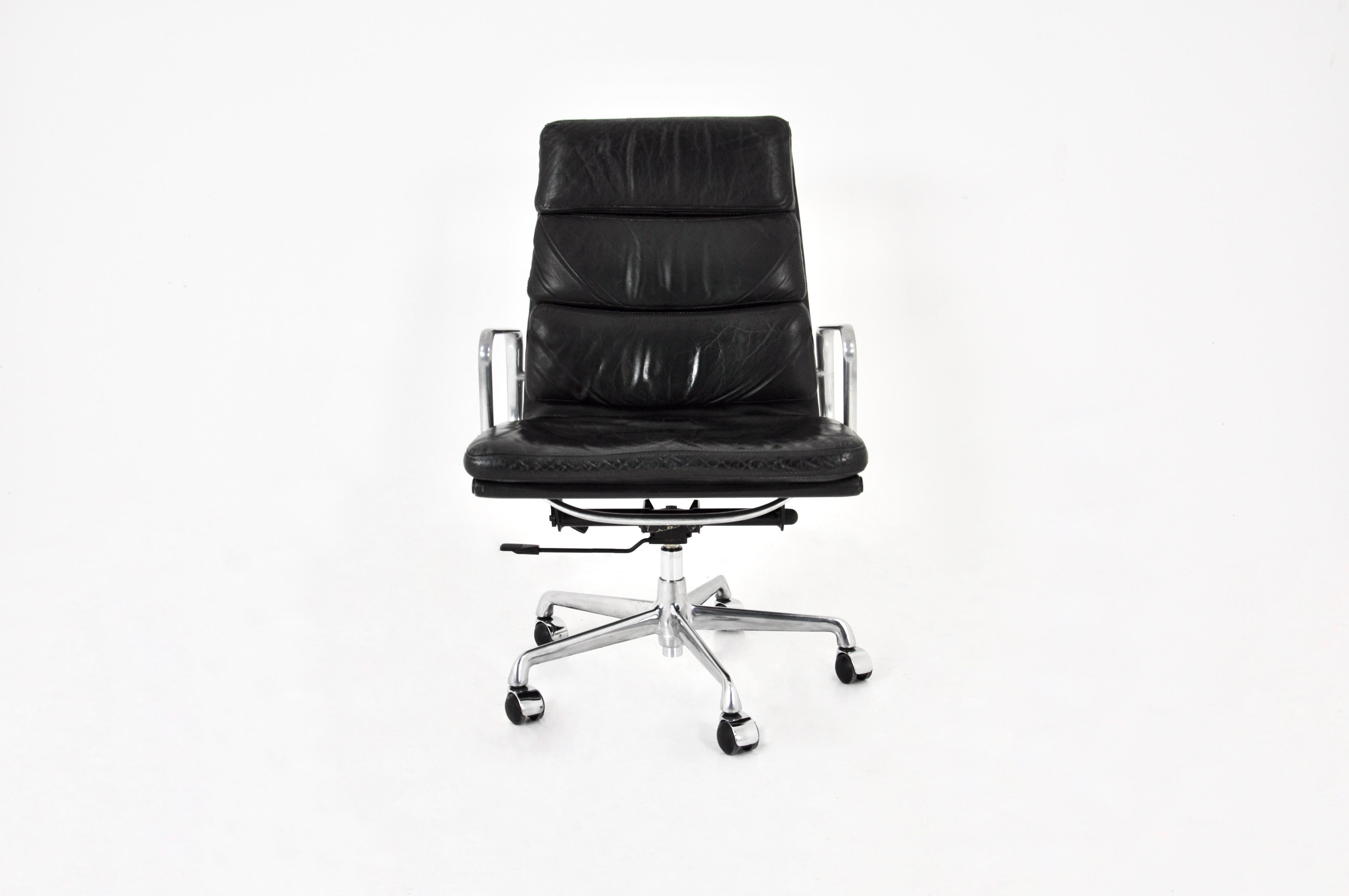 Ea 216 Soft Pad Desk Chair by Charles & Ray Eames for ICF, 1970s In Good Condition For Sale In Lasne, BE