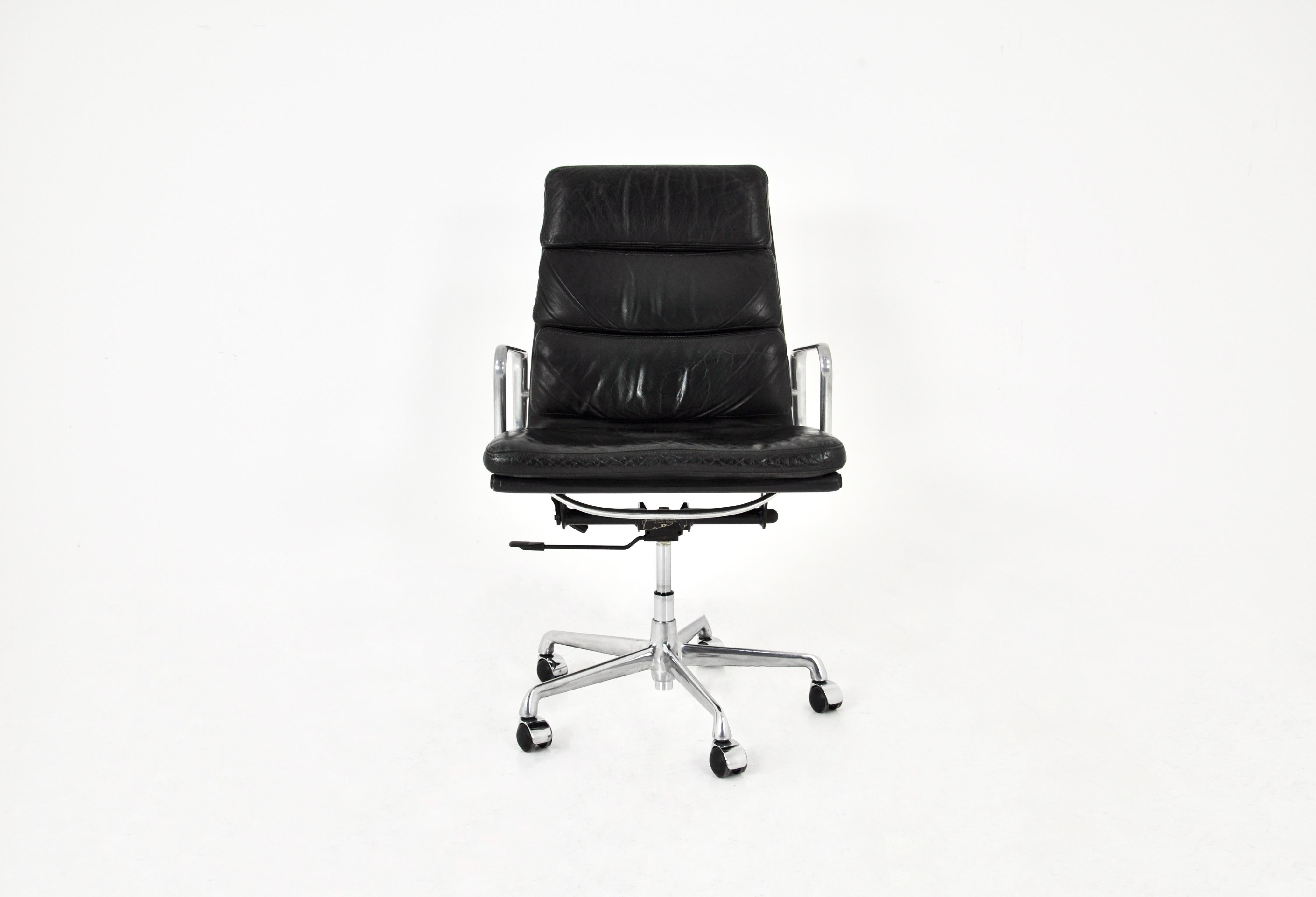 Late 20th Century Ea 216 Soft Pad Desk Chair by Charles & Ray Eames for ICF, 1970s For Sale