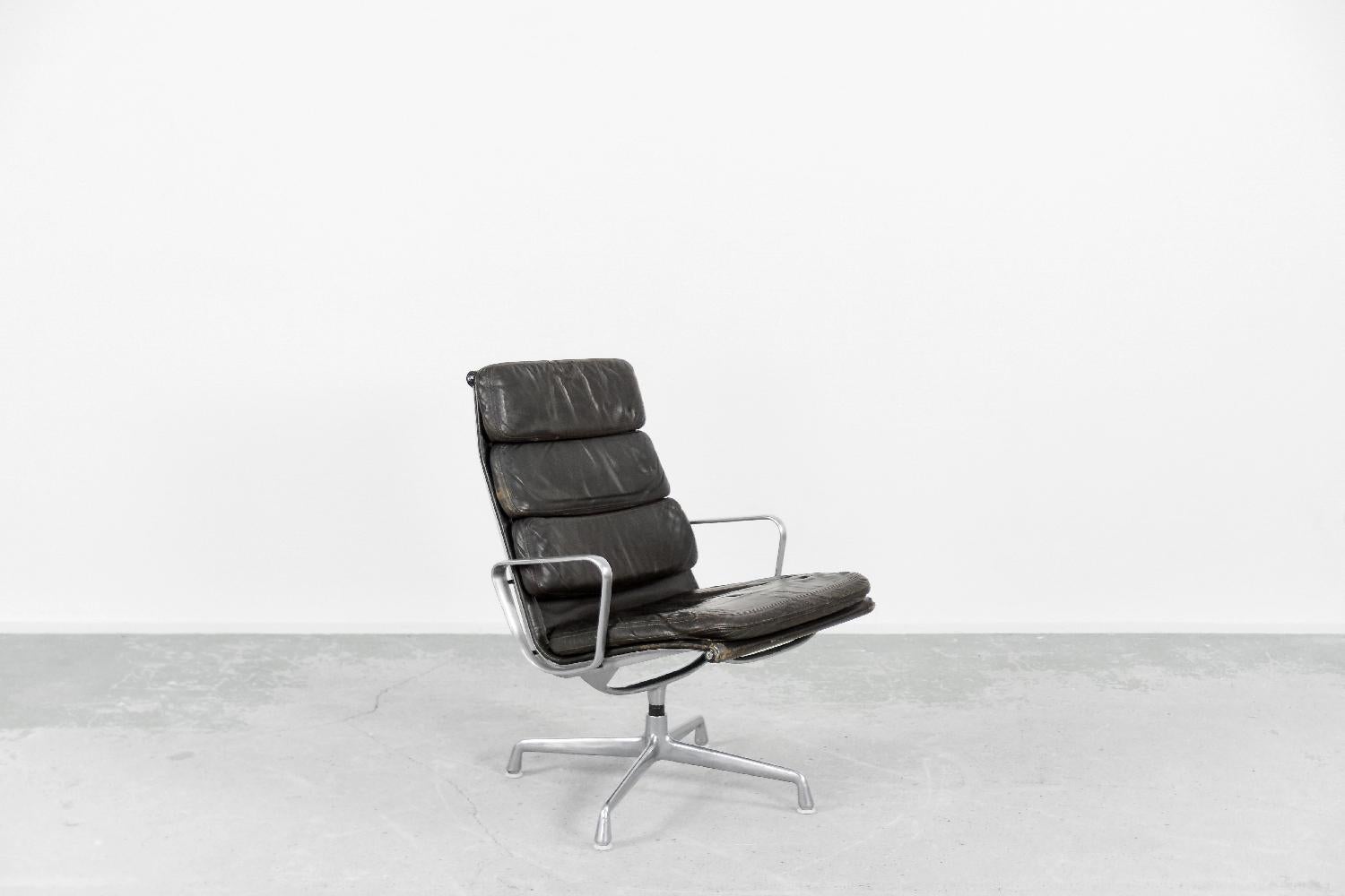 This leather armchair was designed by the world-famous designer duo Charles & Ray Eames for the American manufacture Herman Miller during the 1960s. This armchair is cataloged under the number EA 216. The chrome-plated steel frame is mounted on a