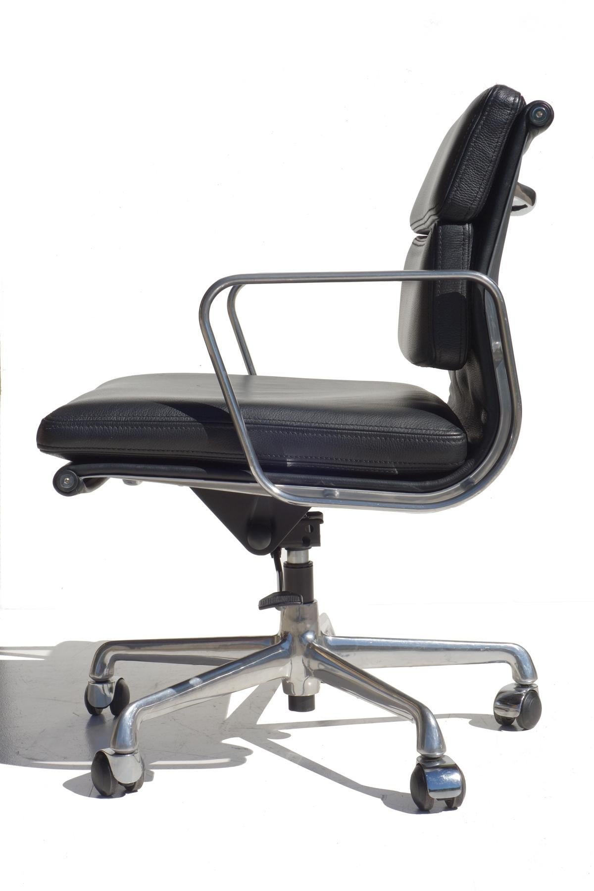 Chrome aluminum frame
Black leather
Adjustable seat
Excellent condition

Measures: H min seat 45 cm, H max seat 55 cm.
