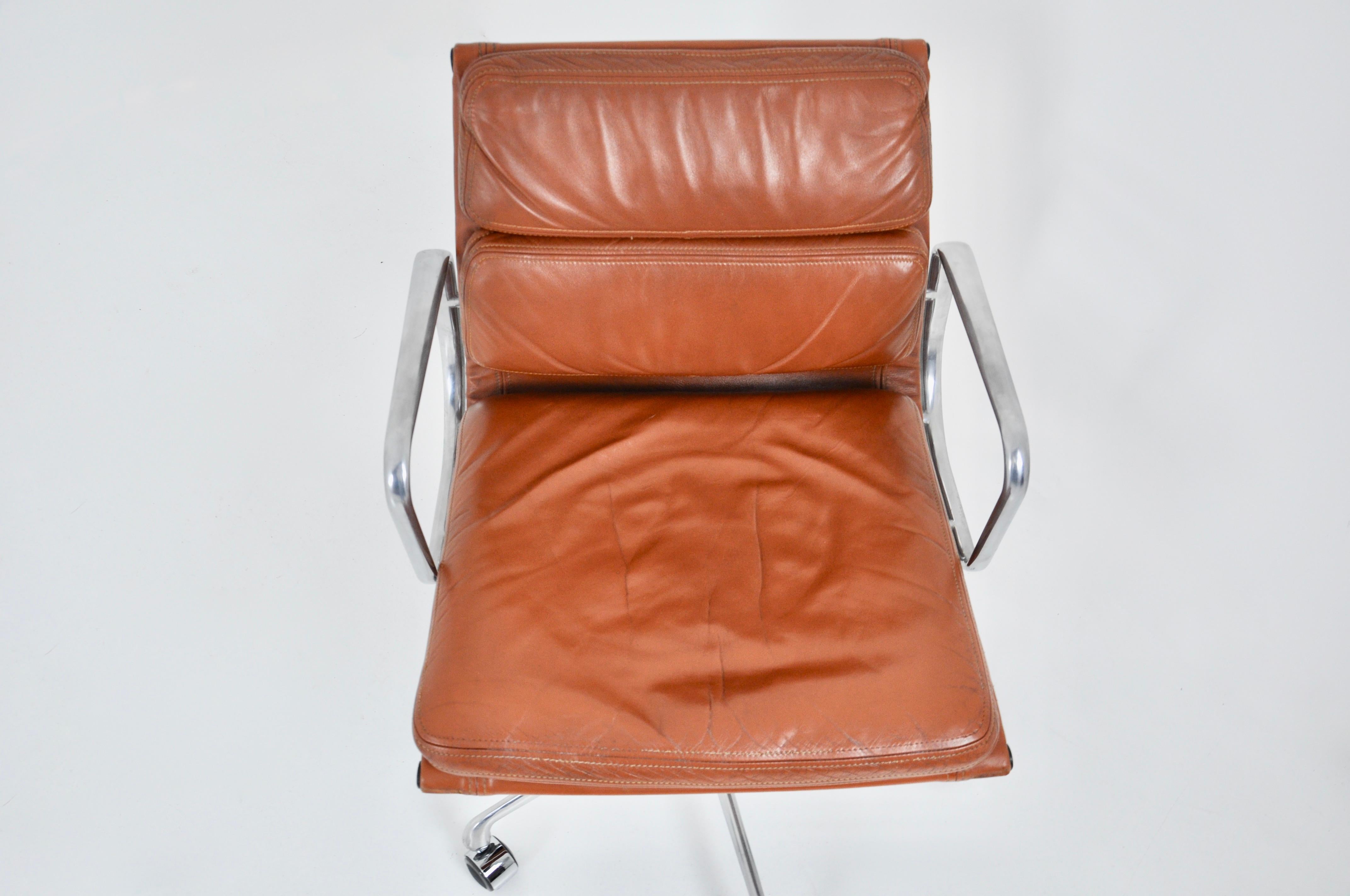 EA 217 cognac Soft Pad Chair von Charles & Ray Eames für ICF, 1970er Jahre, 2 Stück 1