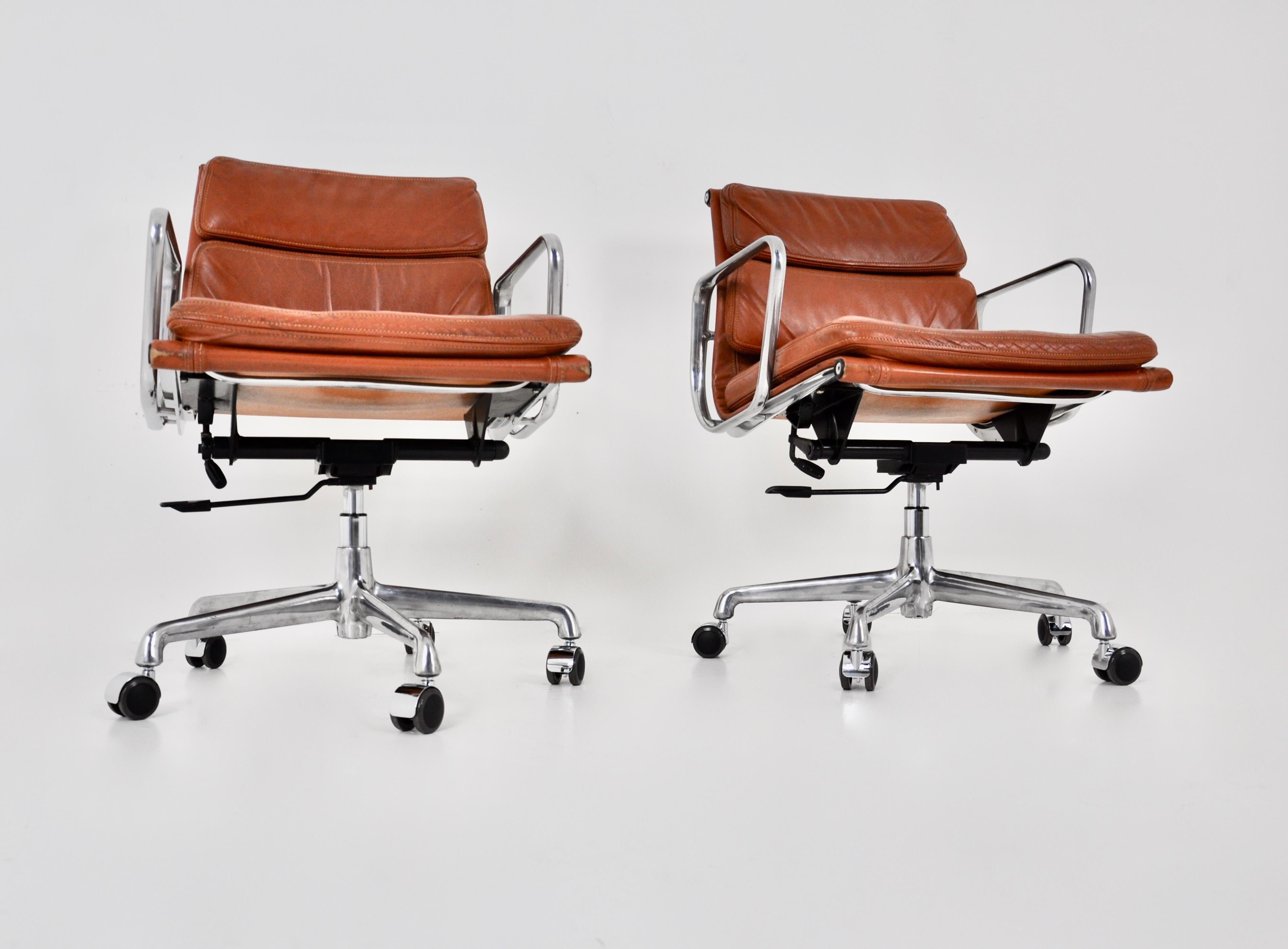 EA 217 cognac Soft Pad Chair von Charles & Ray Eames für ICF, 1970er Jahre, 2 Stück 2