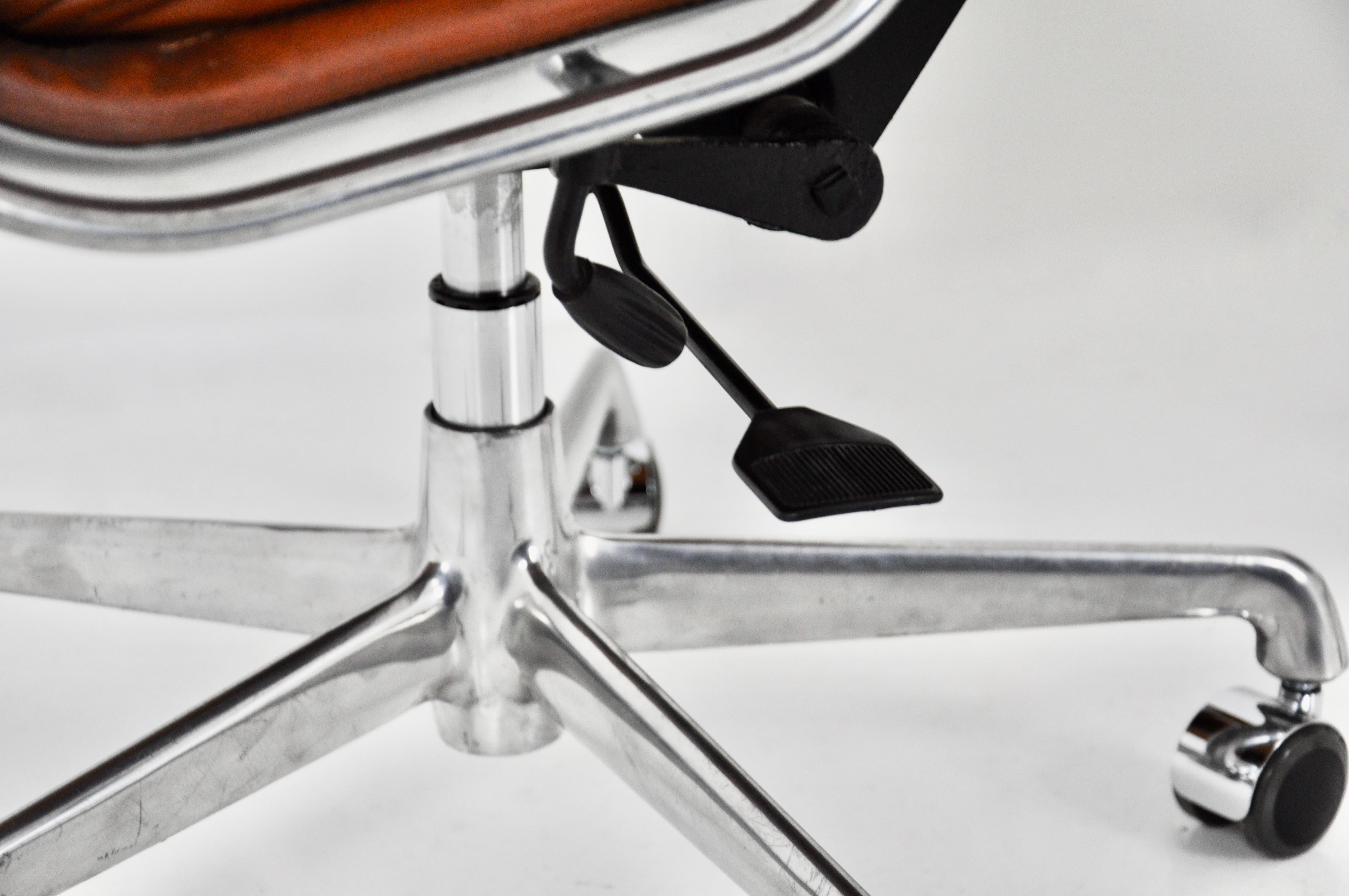 EA 217 cognac Soft Pad Chair von Charles & Ray Eames für ICF, 1970er Jahre, 2 Stück 4