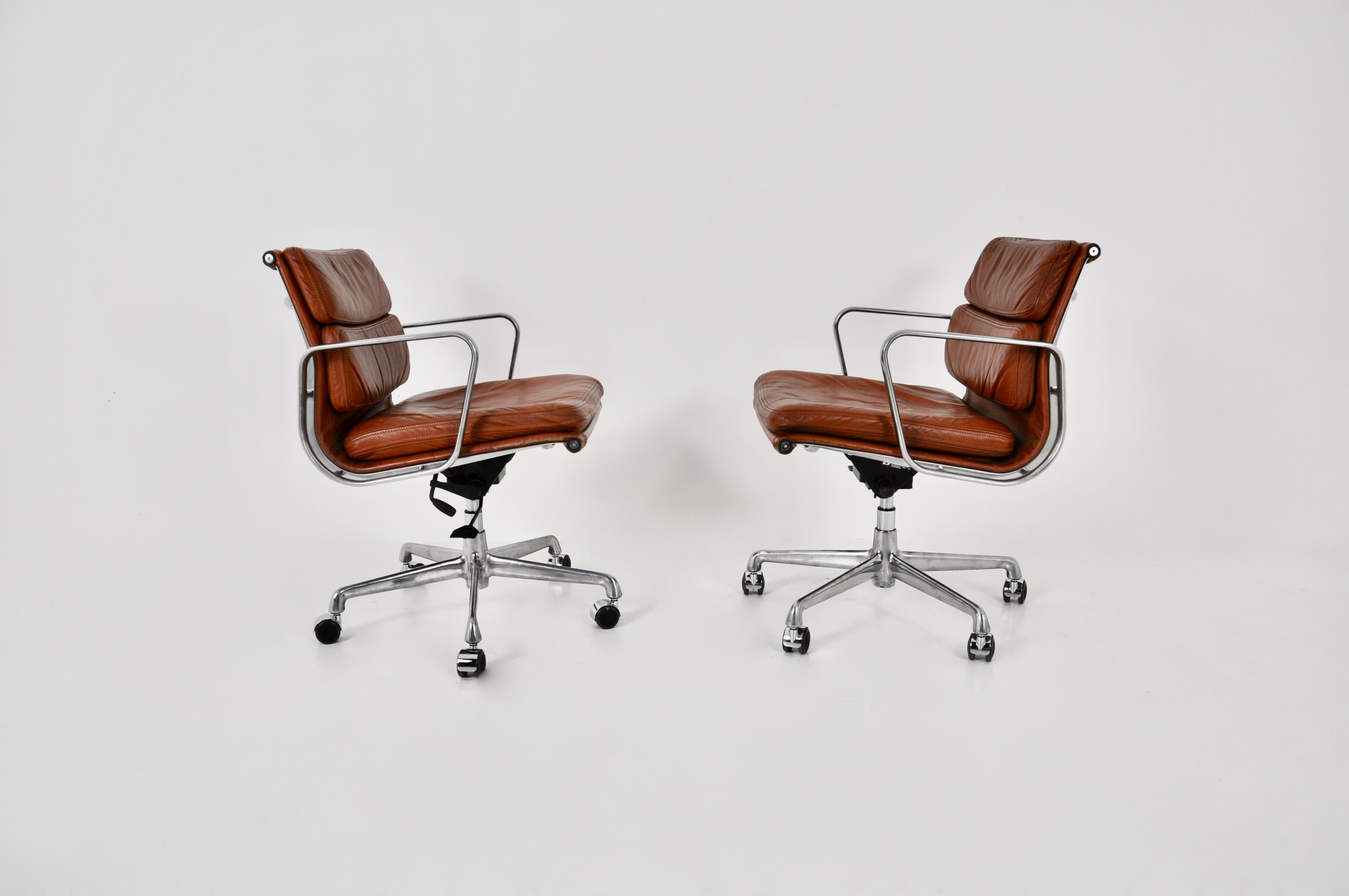 EA 217 cognac Soft Pad Chair von Charles & Ray Eames für ICF, 1970er Jahre, 2 Stück (Moderne der Mitte des Jahrhunderts)