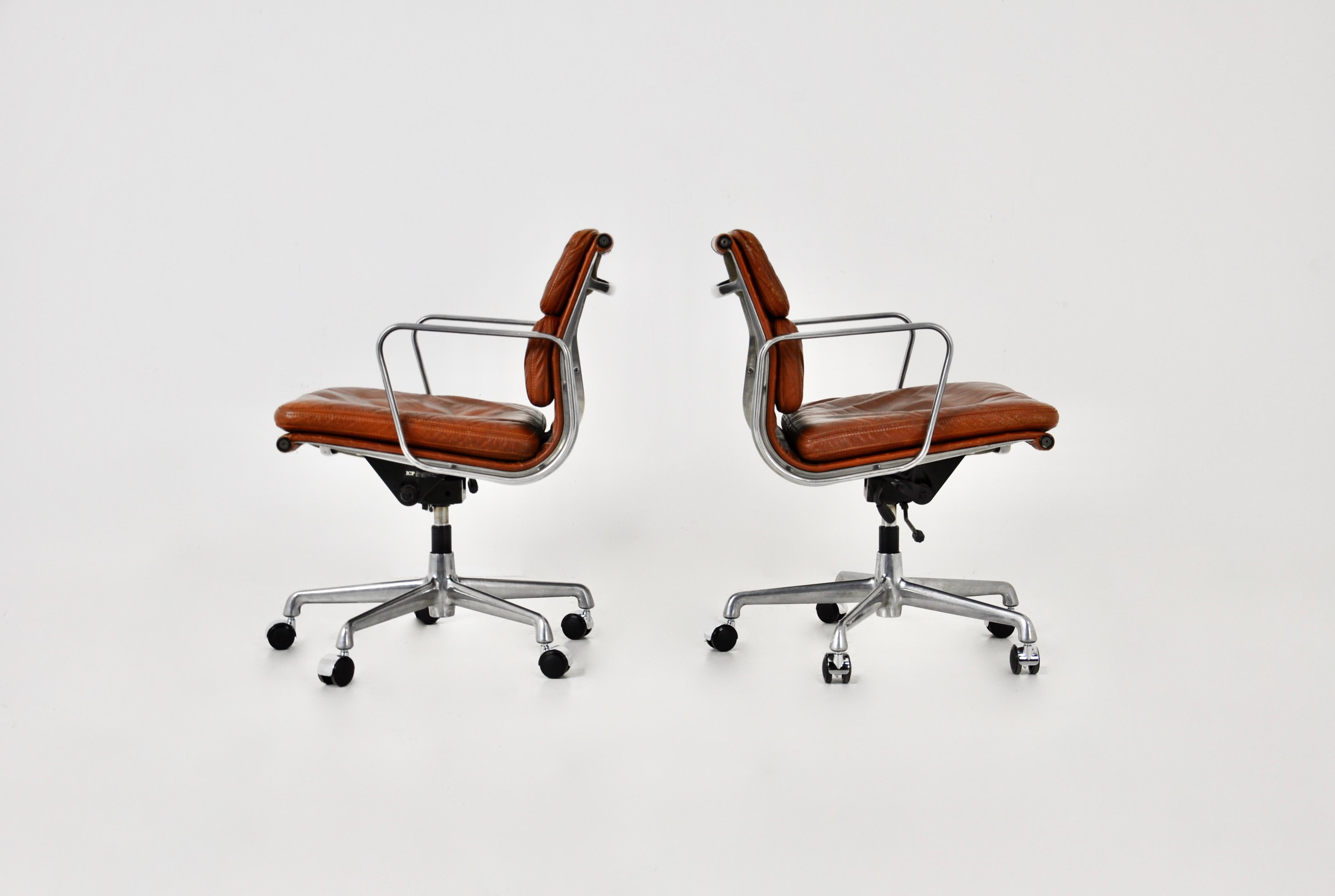 EA 217 Cognac Soft Pad Chair by Charles & Ray Eames for ICF, 1970s Set of 2 In Good Condition In Lasne, BE