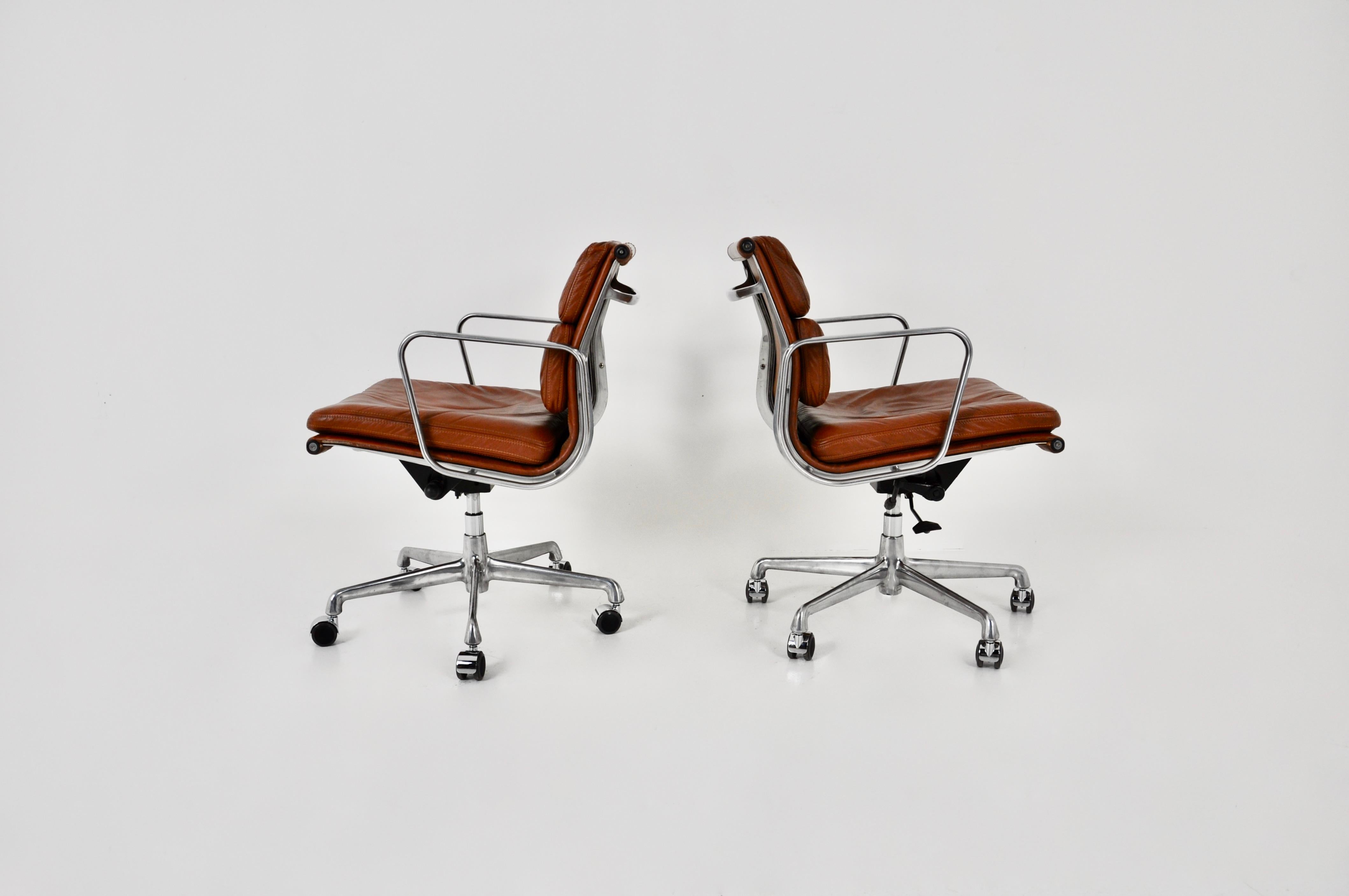 EA 217 cognac Soft Pad Chair von Charles & Ray Eames für ICF, 1970er Jahre, 2 Stück im Zustand „Gut“ in Lasne, BE