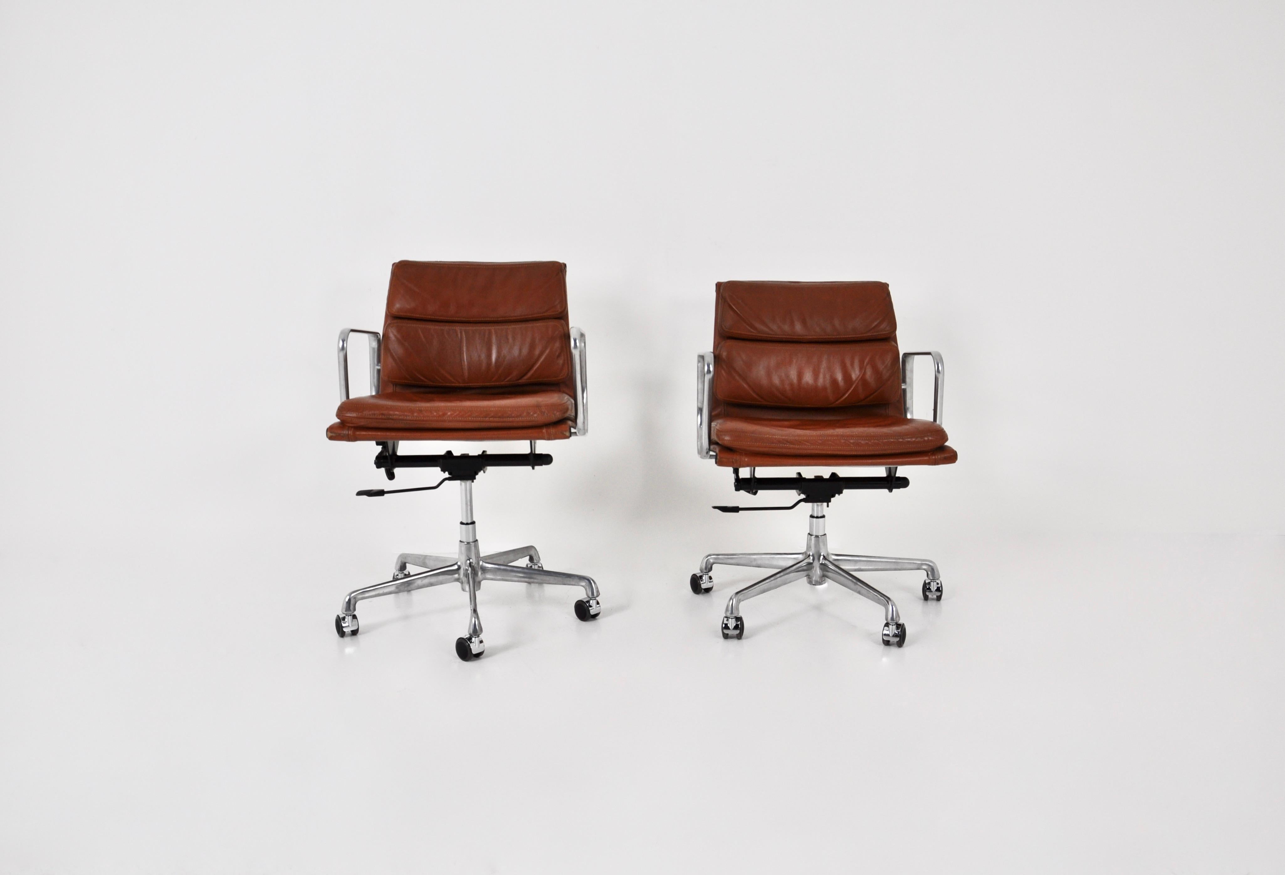 EA 217 cognac Soft Pad Chair von Charles & Ray Eames für ICF, 1970er Jahre, 2 Stück (Ende des 20. Jahrhunderts)