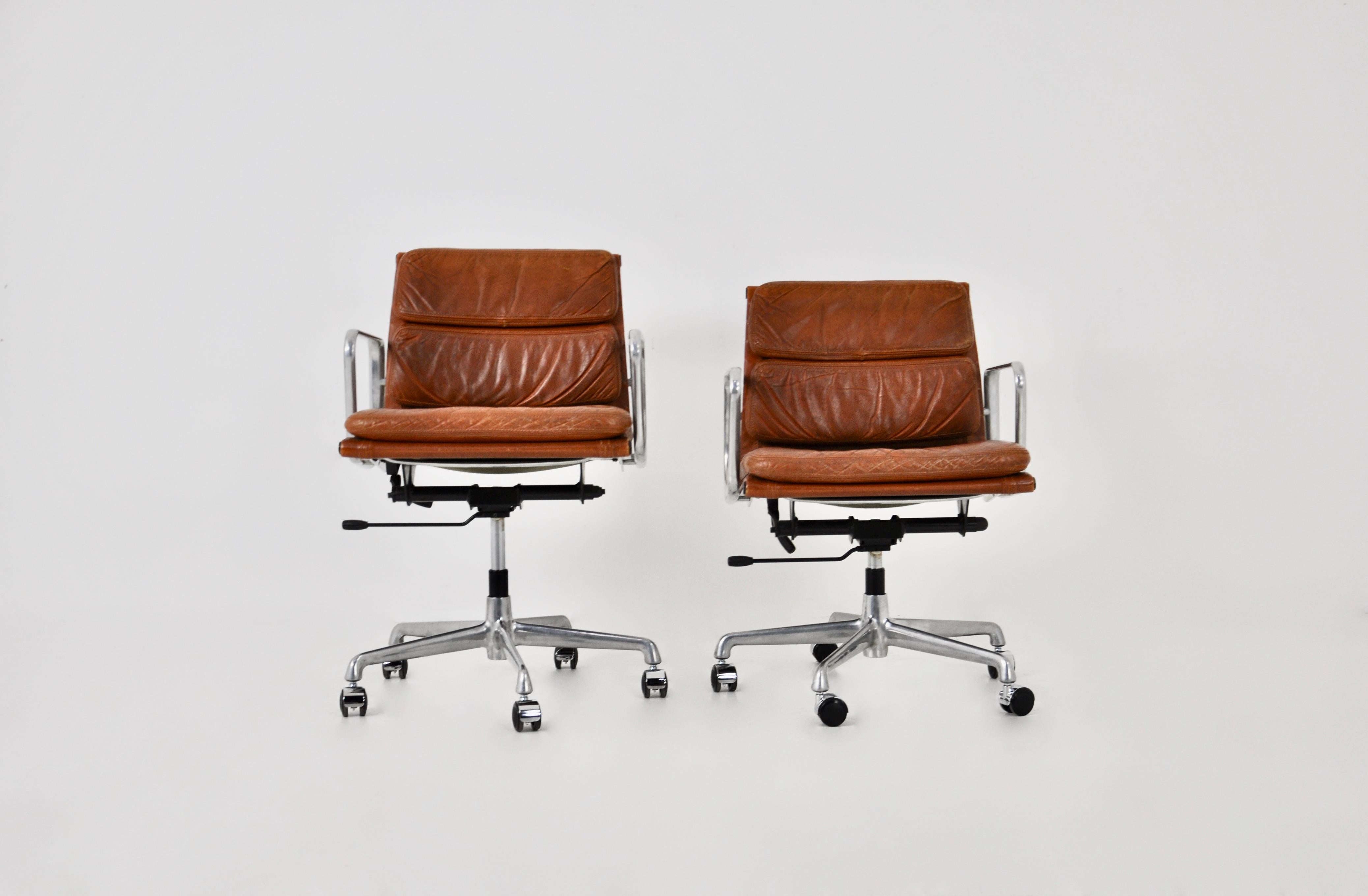 EA 217 Cognac Soft Pad Chair von Charles & Ray Eames für ICF, 1970er Jahre 2er-Set im Zustand „Gut“ in bruxelles, BE