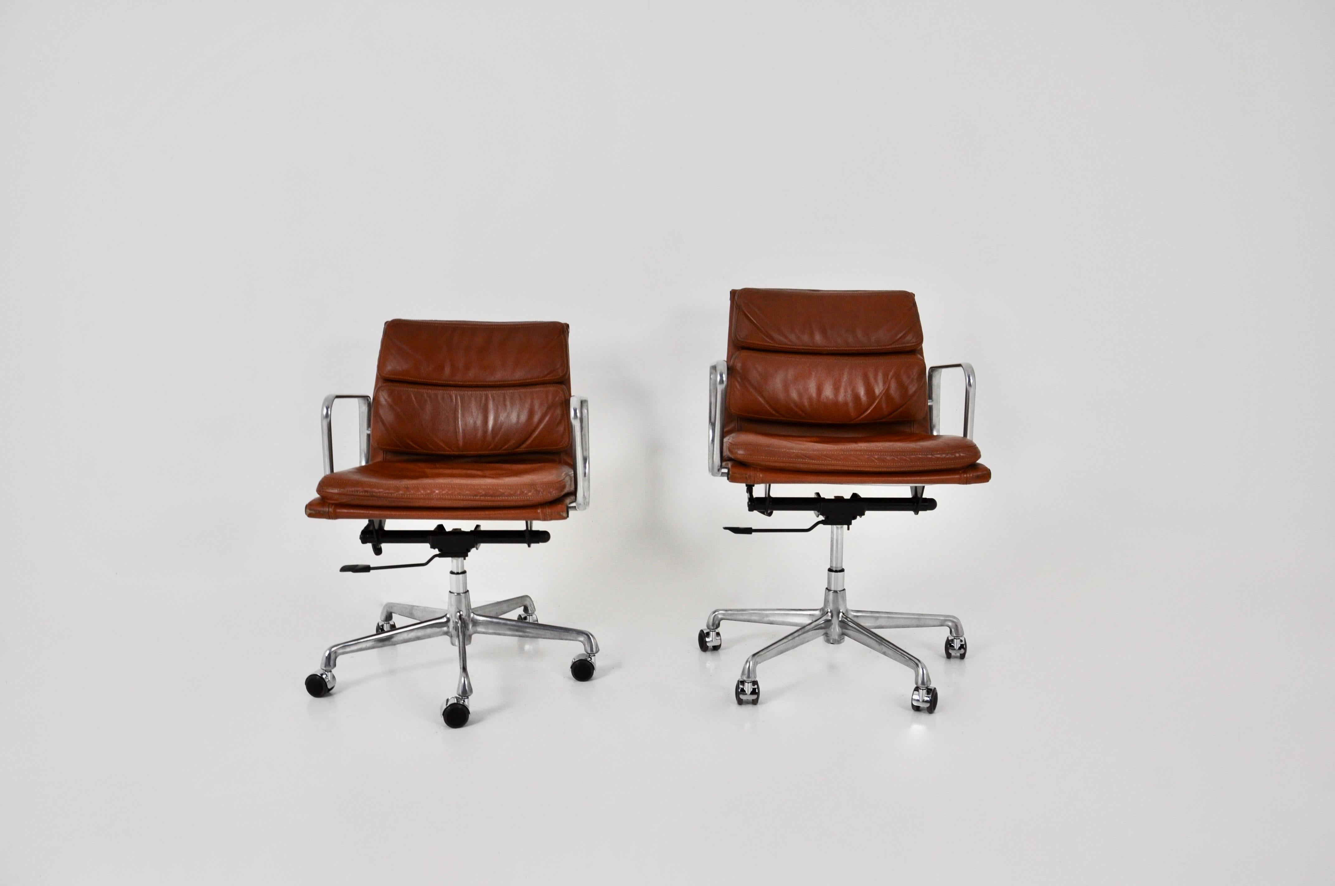 EA 217 cognac Soft Pad Chair von Charles & Ray Eames für ICF, 1970er Jahre, 2 Stück (Metall)