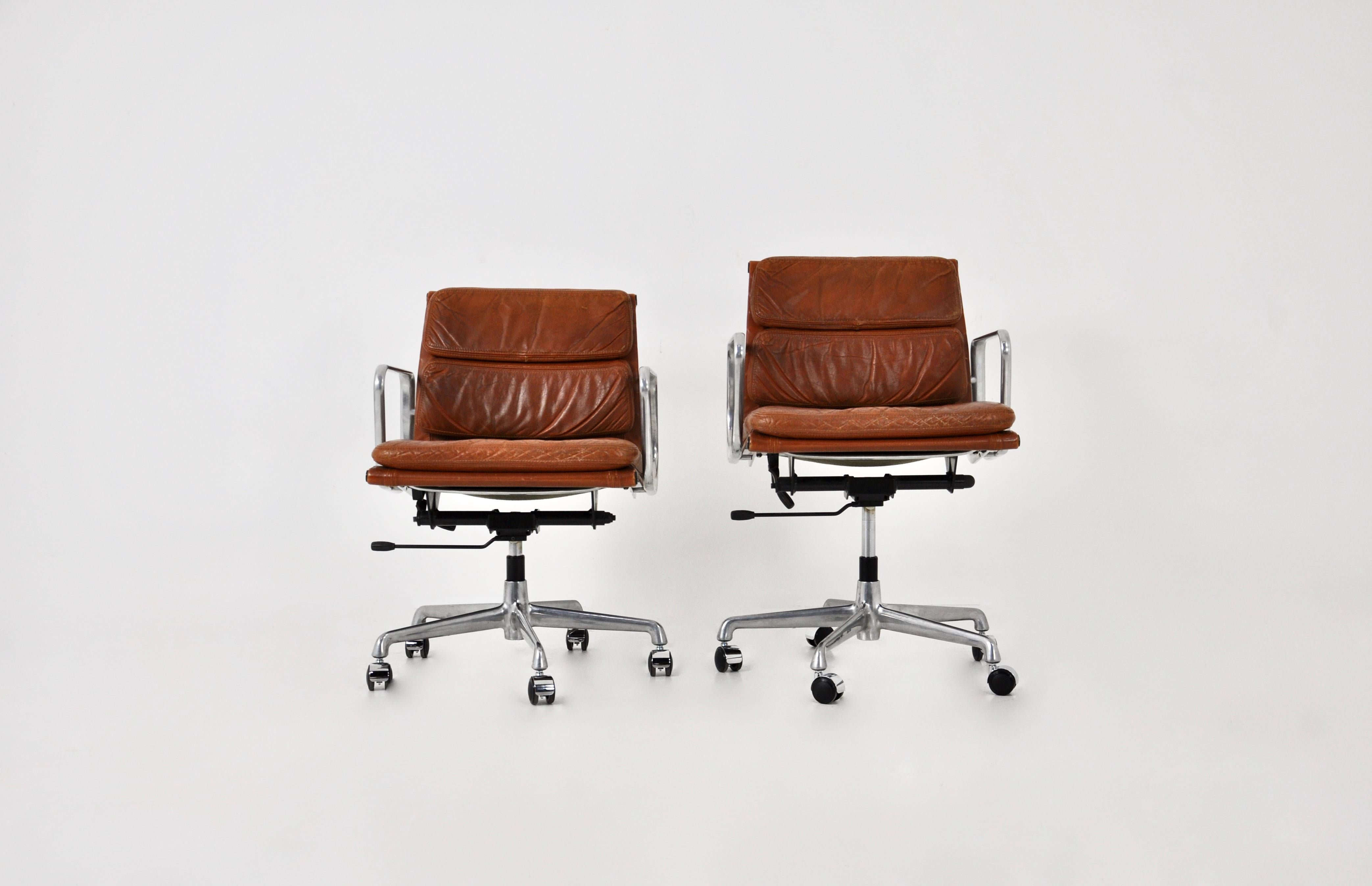 EA 217 Cognac Soft Pad Chair von Charles & Ray Eames für ICF, 1970er Jahre 2er-Set (Ende des 20. Jahrhunderts)